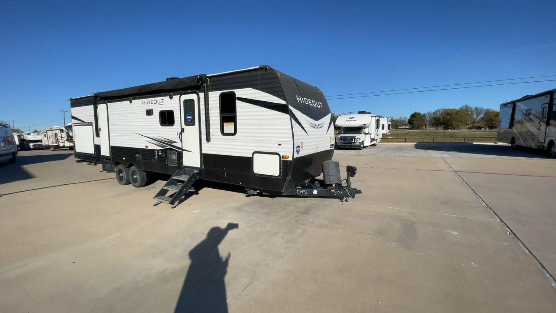 2021 KEYSTONE HIDEOUT 318BR (4YDT31824M7) , Length: 35.92 ft. | Dry Weight: 7,686 lbs. | Gross Weight: 9,700 lbs. | Slides: 2 transmission, located at 4319 N Main Street, Cleburne, TX, 76033, (817) 221-0660, 32.435829, -97.384178 - The 2021 Keystone Hideout 318BR is a spacious, family-friendly travel trailer designed to offer comfort and convenience on the road. With a length of 35.92 feet and a dry weight of 7,686 lbs, this model includes two slides that significantly expand the interior space. The exterior features a clean, - Photo#3