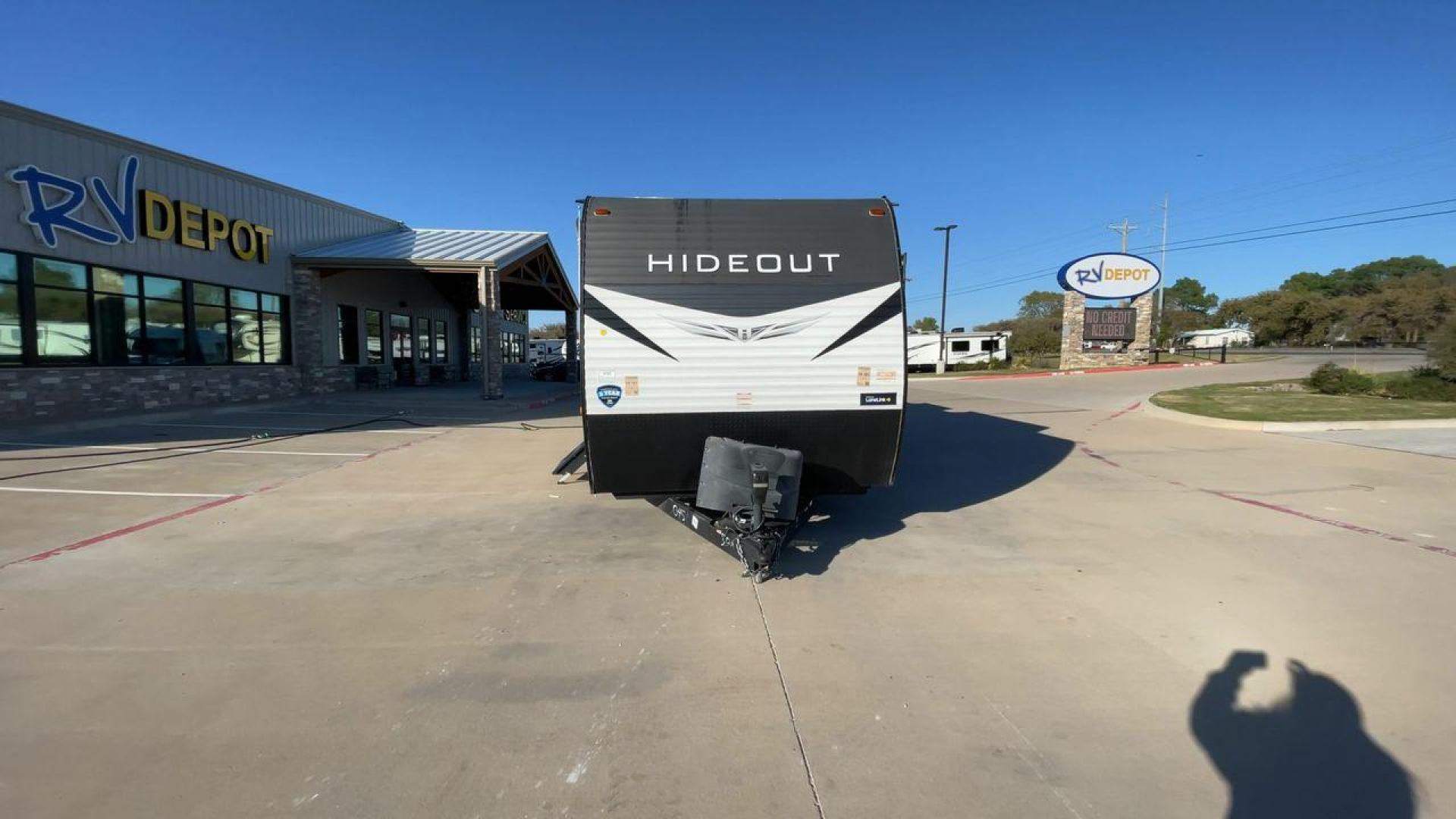 2021 KEYSTONE HIDEOUT 318BR (4YDT31824M7) , Length: 35.92 ft. | Dry Weight: 7,686 lbs. | Gross Weight: 9,700 lbs. | Slides: 2 transmission, located at 4319 N Main Street, Cleburne, TX, 76033, (817) 221-0660, 32.435829, -97.384178 - The 2021 Keystone Hideout 318BR is a spacious, family-friendly travel trailer designed to offer comfort and convenience on the road. With a length of 35.92 feet and a dry weight of 7,686 lbs, this model includes two slides that significantly expand the interior space. The exterior features a clean, - Photo#4