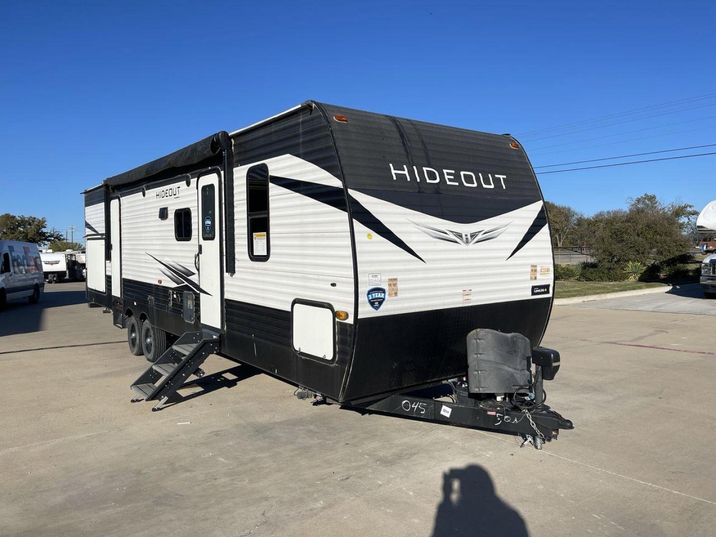 2021 KEYSTONE HIDEOUT 318BR (4YDT31824M7) , Length: 35.92 ft. | Dry Weight: 7,686 lbs. | Gross Weight: 9,700 lbs. | Slides: 2 transmission, located at 4319 N Main Street, Cleburne, TX, 76033, (817) 221-0660, 32.435829, -97.384178 - The 2021 Keystone Hideout 318BR is a spacious, family-friendly travel trailer designed to offer comfort and convenience on the road. With a length of 35.92 feet and a dry weight of 7,686 lbs, this model includes two slides that significantly expand the interior space. The exterior features a clean, - Photo#23