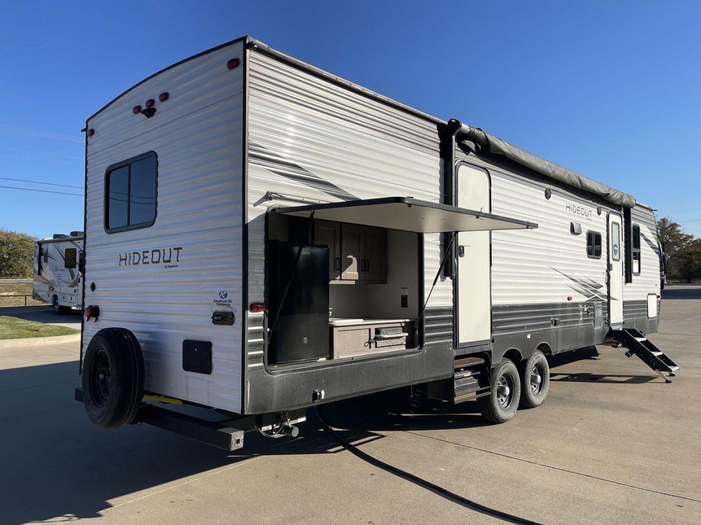 2021 KEYSTONE HIDEOUT 318BR (4YDT31824M7) , Length: 35.92 ft. | Dry Weight: 7,686 lbs. | Gross Weight: 9,700 lbs. | Slides: 2 transmission, located at 4319 N Main Street, Cleburne, TX, 76033, (817) 221-0660, 32.435829, -97.384178 - The 2021 Keystone Hideout 318BR is a spacious, family-friendly travel trailer designed to offer comfort and convenience on the road. With a length of 35.92 feet and a dry weight of 7,686 lbs, this model includes two slides that significantly expand the interior space. The exterior features a clean, - Photo#24