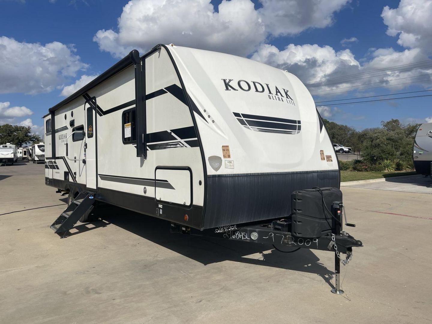 2021 KEYSTONE KODIAK 296BHSL (4YDT29628MJ) , Length: 33.92 ft. | Dry Weight: 6,006 lbs. | Slides: 1 transmission, located at 4319 N Main Street, Cleburne, TX, 76033, (817) 221-0660, 32.435829, -97.384178 - The 2021 Keystone Kodiak 296BHSL is a family-friendly travel trailer that combines a spacious bunkhouse, an open living area, and an outdoor kitchen, making it an excellent choice for families or groups who want a versatile and comfortable RV for vacations and extended trips. This unit measures 33.9 - Photo#23