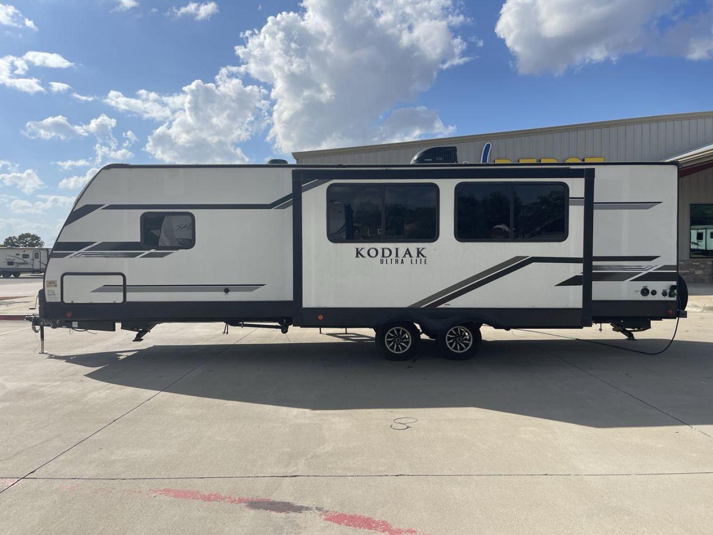 2021 KEYSTONE KODIAK 296BHSL (4YDT29628MJ) , Length: 33.92 ft. | Dry Weight: 6,006 lbs. | Slides: 1 transmission, located at 4319 N Main Street, Cleburne, TX, 76033, (817) 221-0660, 32.435829, -97.384178 - The 2021 Keystone Kodiak 296BHSL is a family-friendly travel trailer that combines a spacious bunkhouse, an open living area, and an outdoor kitchen, making it an excellent choice for families or groups who want a versatile and comfortable RV for vacations and extended trips. This unit measures 33.9 - Photo#24