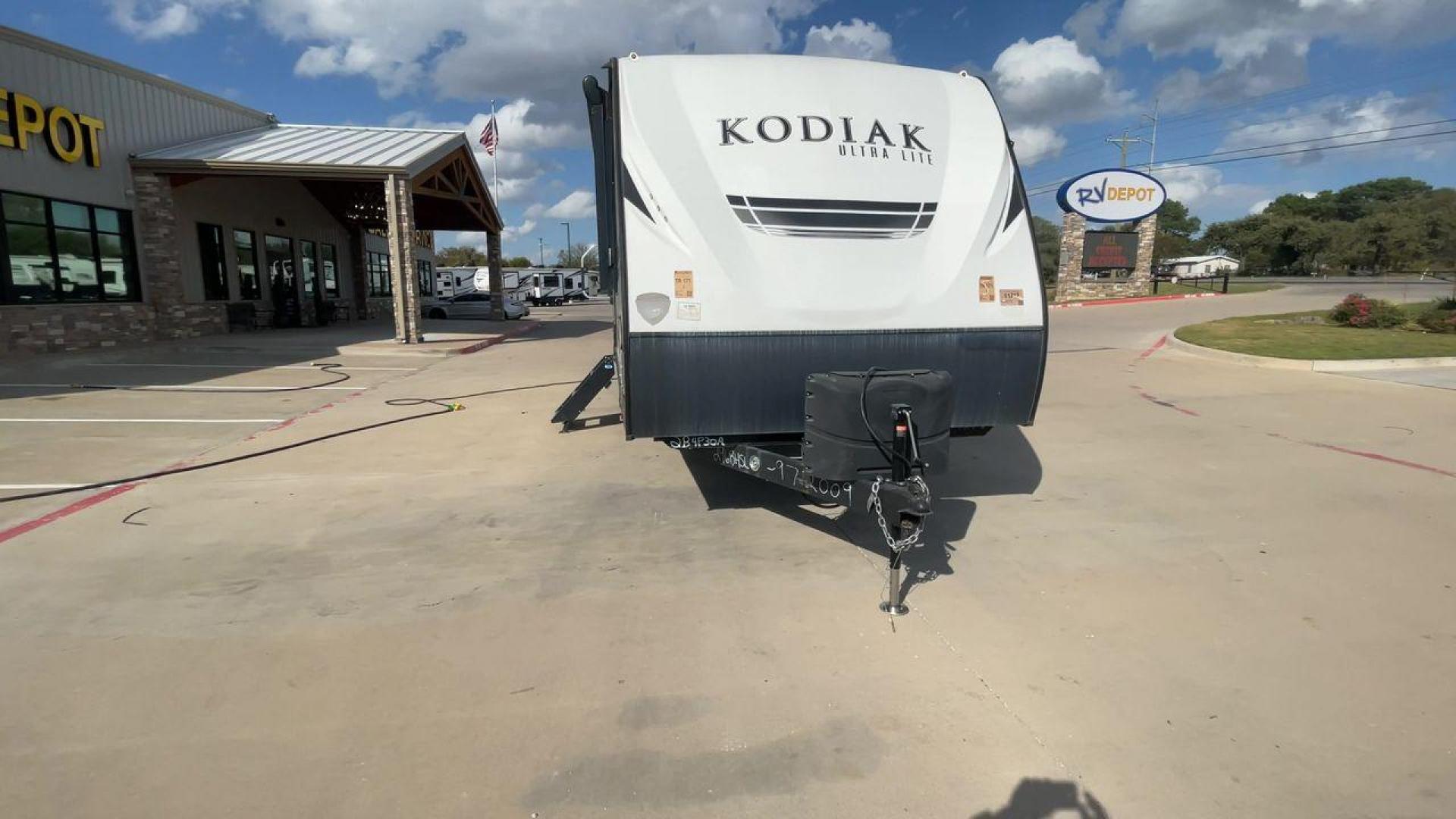 2021 KEYSTONE KODIAK 296BHSL (4YDT29628MJ) , Length: 33.92 ft. | Dry Weight: 6,006 lbs. | Slides: 1 transmission, located at 4319 N Main Street, Cleburne, TX, 76033, (817) 221-0660, 32.435829, -97.384178 - The 2021 Keystone Kodiak 296BHSL is a family-friendly travel trailer that combines a spacious bunkhouse, an open living area, and an outdoor kitchen, making it an excellent choice for families or groups who want a versatile and comfortable RV for vacations and extended trips. This unit measures 33.9 - Photo#4