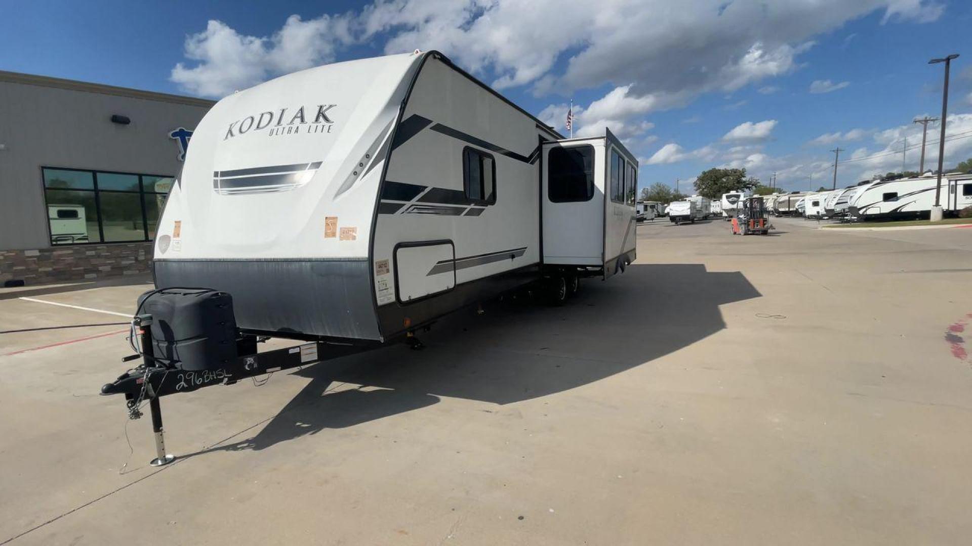 2021 KEYSTONE KODIAK 296BHSL (4YDT29628MJ) , Length: 33.92 ft. | Dry Weight: 6,006 lbs. | Slides: 1 transmission, located at 4319 N Main Street, Cleburne, TX, 76033, (817) 221-0660, 32.435829, -97.384178 - The 2021 Keystone Kodiak 296BHSL is a family-friendly travel trailer that combines a spacious bunkhouse, an open living area, and an outdoor kitchen, making it an excellent choice for families or groups who want a versatile and comfortable RV for vacations and extended trips. This unit measures 33.9 - Photo#5