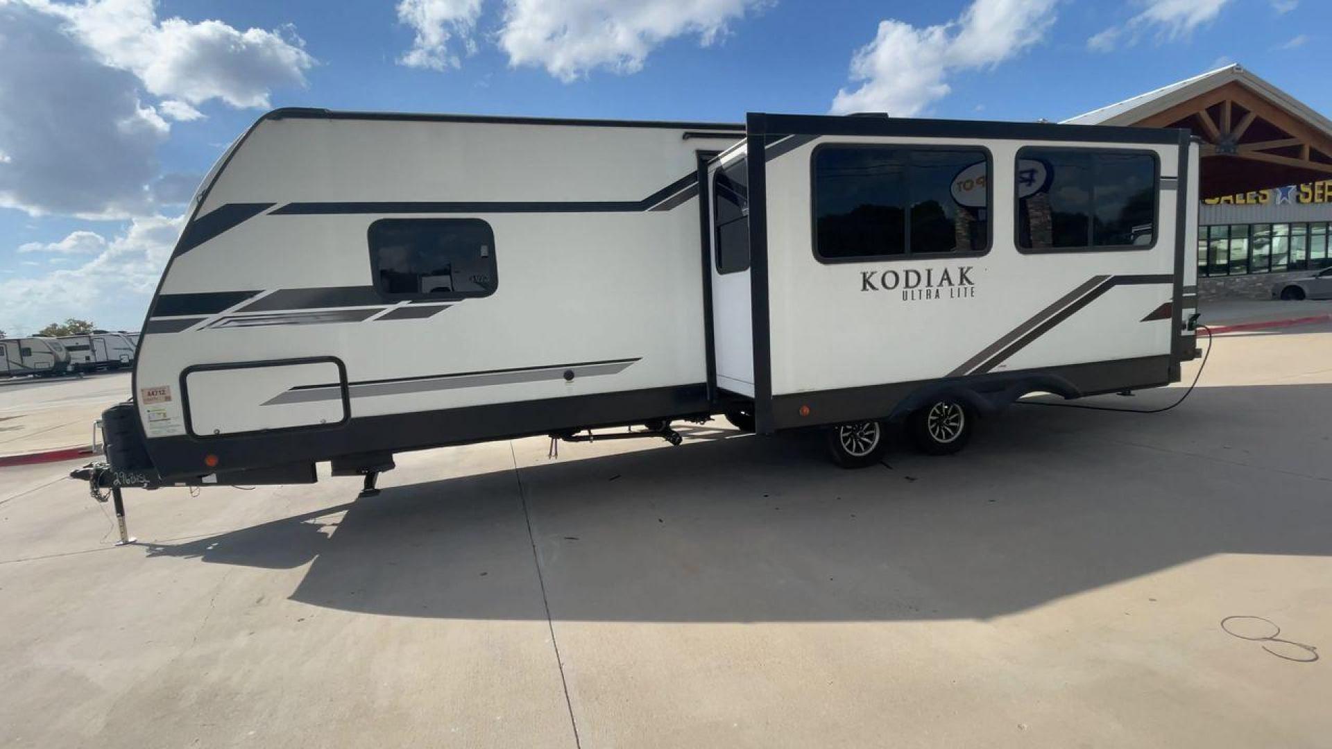 2021 KEYSTONE KODIAK 296BHSL (4YDT29628MJ) , Length: 33.92 ft. | Dry Weight: 6,006 lbs. | Slides: 1 transmission, located at 4319 N Main Street, Cleburne, TX, 76033, (817) 221-0660, 32.435829, -97.384178 - The 2021 Keystone Kodiak 296BHSL is a family-friendly travel trailer that combines a spacious bunkhouse, an open living area, and an outdoor kitchen, making it an excellent choice for families or groups who want a versatile and comfortable RV for vacations and extended trips. This unit measures 33.9 - Photo#6