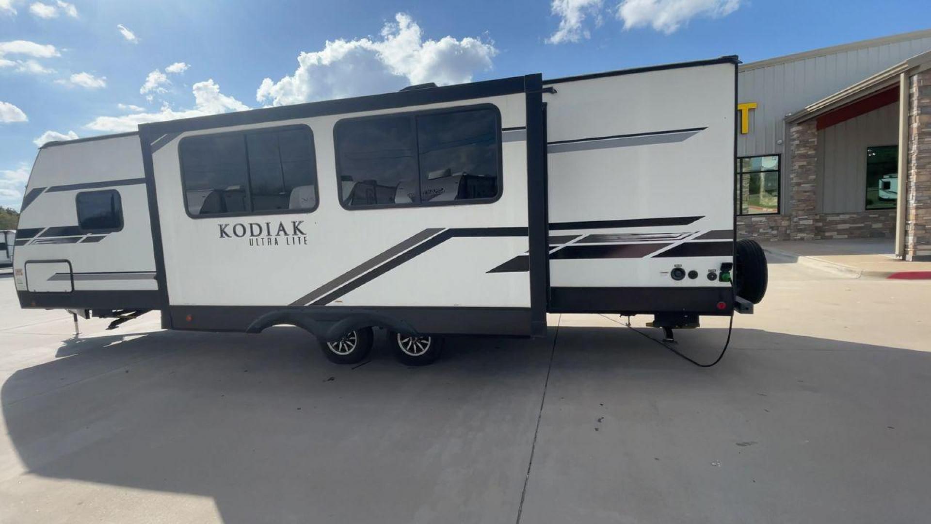 2021 KEYSTONE KODIAK 296BHSL (4YDT29628MJ) , Length: 33.92 ft. | Dry Weight: 6,006 lbs. | Slides: 1 transmission, located at 4319 N Main Street, Cleburne, TX, 76033, (817) 221-0660, 32.435829, -97.384178 - The 2021 Keystone Kodiak 296BHSL is a family-friendly travel trailer that combines a spacious bunkhouse, an open living area, and an outdoor kitchen, making it an excellent choice for families or groups who want a versatile and comfortable RV for vacations and extended trips. This unit measures 33.9 - Photo#7