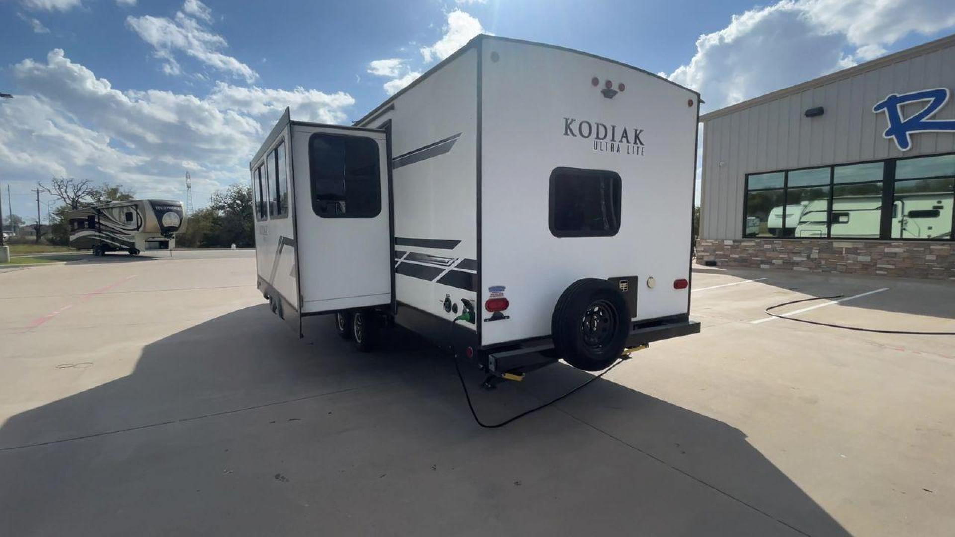 2021 KEYSTONE KODIAK 296BHSL (4YDT29628MJ) , Length: 33.92 ft. | Dry Weight: 6,006 lbs. | Slides: 1 transmission, located at 4319 N Main Street, Cleburne, TX, 76033, (817) 221-0660, 32.435829, -97.384178 - The 2021 Keystone Kodiak 296BHSL is a family-friendly travel trailer that combines a spacious bunkhouse, an open living area, and an outdoor kitchen, making it an excellent choice for families or groups who want a versatile and comfortable RV for vacations and extended trips. This unit measures 33.9 - Photo#8