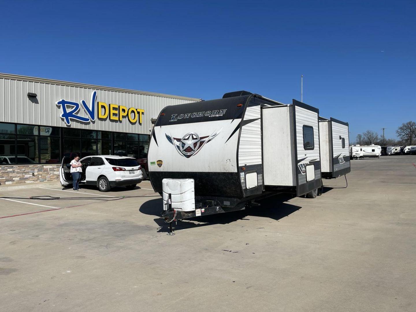 2021 KEYSTONE LONGHORN 340RE (4YDT3402XMS) , Length: 38 ft | Slides: 3 transmission, located at 4319 N Main Street, Cleburne, TX, 76033, (817) 221-0660, 32.435829, -97.384178 - Measuring an impressive 38 feet, the 2021 Crossroads Longhorn 340RE features a meticulously designed interior that combines sophistication with practicality. Introducing the Longhorn 340RE with a sophisticated floorplan, meticulously crafted to enhance your comfort during your journeys. Step inside - Photo#0