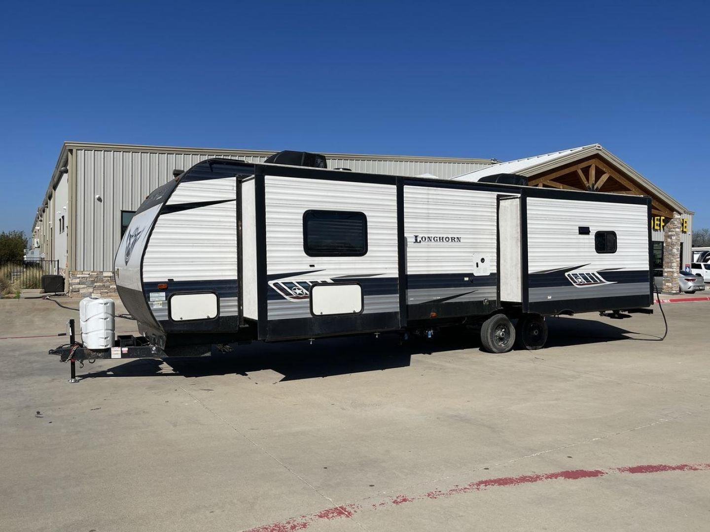 2021 KEYSTONE LONGHORN 340RE (4YDT3402XMS) , Length: 38 ft | Slides: 3 transmission, located at 4319 N Main Street, Cleburne, TX, 76033, (817) 221-0660, 32.435829, -97.384178 - Measuring an impressive 38 feet, the 2021 Crossroads Longhorn 340RE features a meticulously designed interior that combines sophistication with practicality. Introducing the Longhorn 340RE with a sophisticated floorplan, meticulously crafted to enhance your comfort during your journeys. Step inside - Photo#23