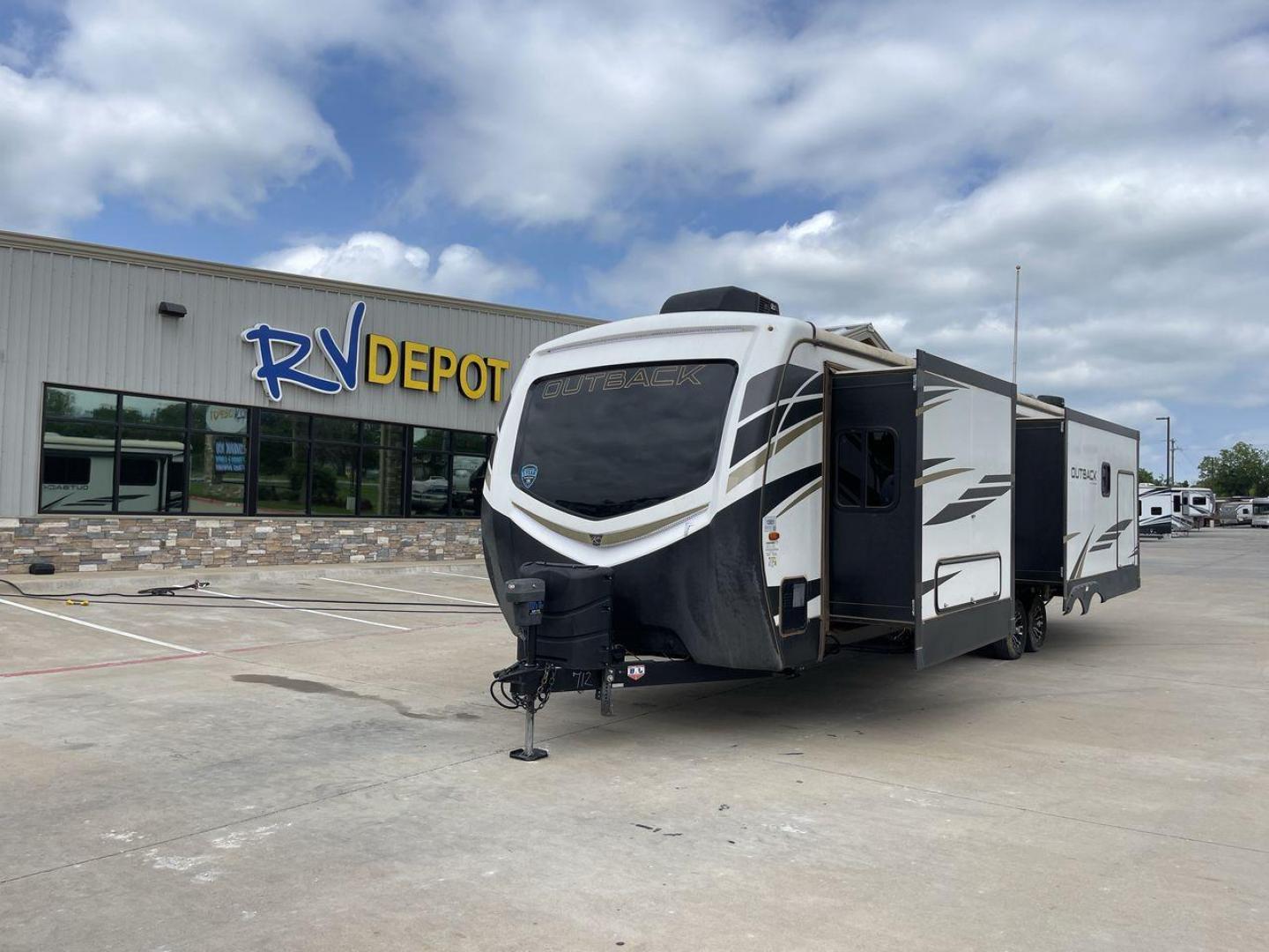 2021 KEYSTONE OUTBACK 328RL (4YDT3282XMB) , located at 4319 N Main Street, Cleburne, TX, 76033, (817) 221-0660, 32.435829, -97.384178 - Photo#0