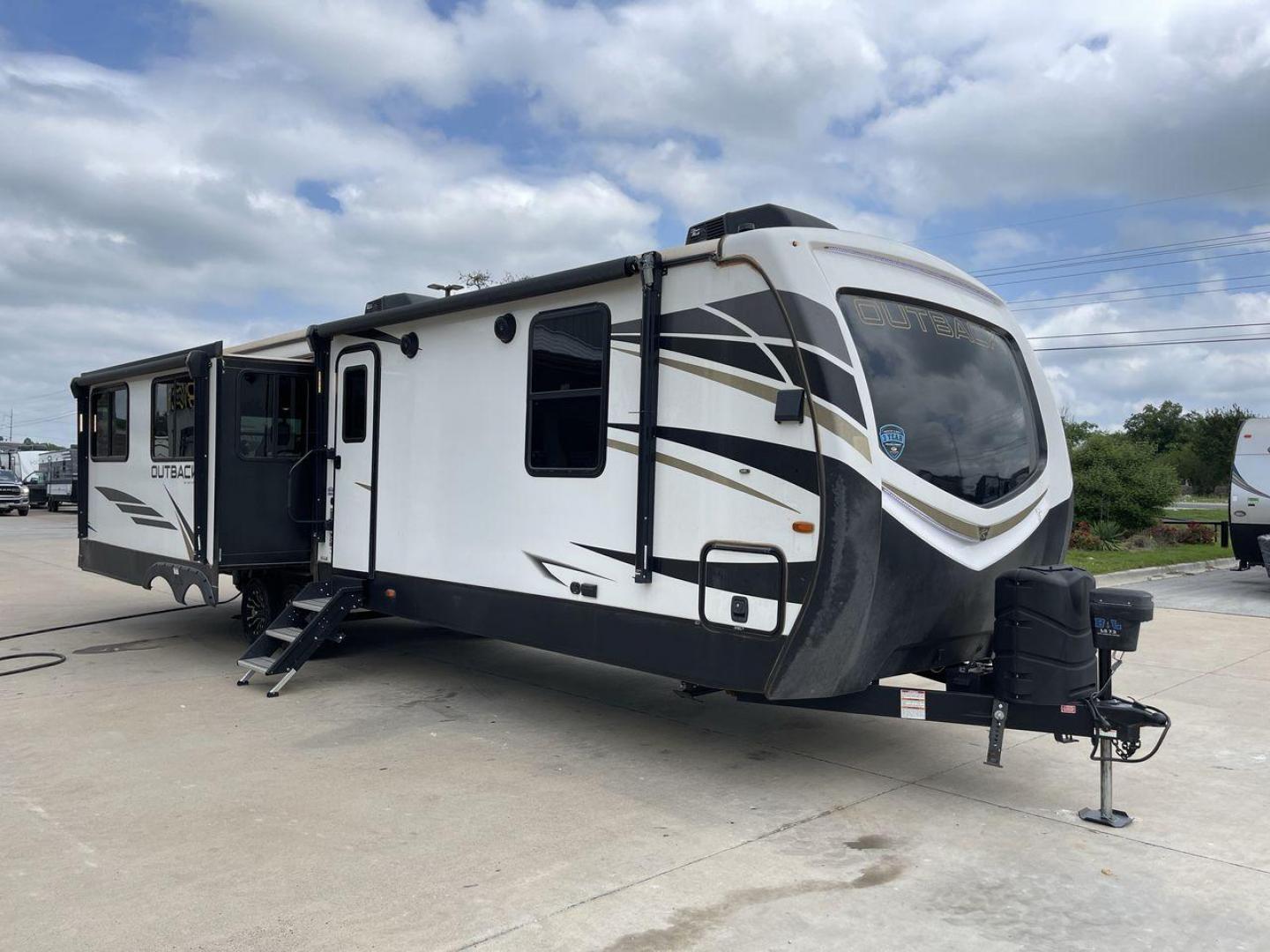 2021 KEYSTONE OUTBACK 328RL (4YDT3282XMB) , located at 4319 N Main Street, Cleburne, TX, 76033, (817) 221-0660, 32.435829, -97.384178 - Photo#23