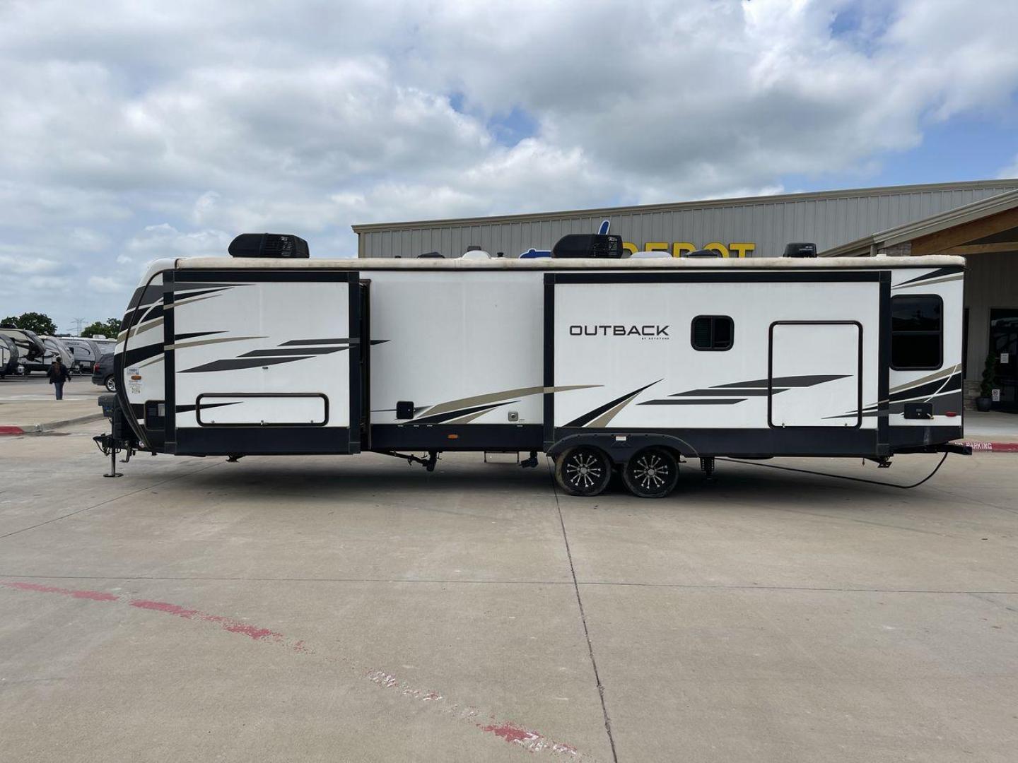 2021 KEYSTONE OUTBACK 328RL (4YDT3282XMB) , located at 4319 N Main Street, Cleburne, TX, 76033, (817) 221-0660, 32.435829, -97.384178 - Photo#24