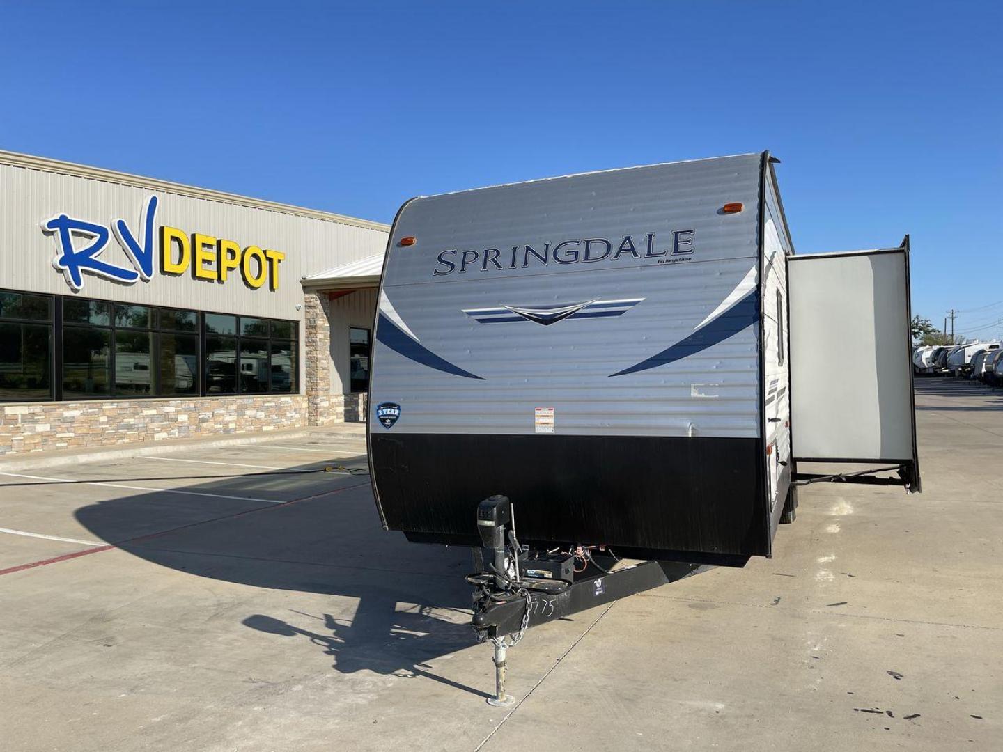 2021 WHITE KEYSTONE SPRINGDALE 298BH (4YDT29824M3) , Length: 32.67 ft. | Dry Weight: 6,901 lbs. | Gross Weight: 9,480 lbs. | Slides: 1 transmission, located at 4319 N Main Street, Cleburne, TX, 76033, (817) 221-0660, 32.435829, -97.384178 - Learn about additional aspects that make this RV a standout choice for ownership. (1) It has Triple Bunk Layout with Private Loft, (2) Dual Entry Doors, providing convenient access and enhancing ventilation options. (3) It has an Outdoor Entertainment Center,complete with a TV and speakers (4 - Photo#0