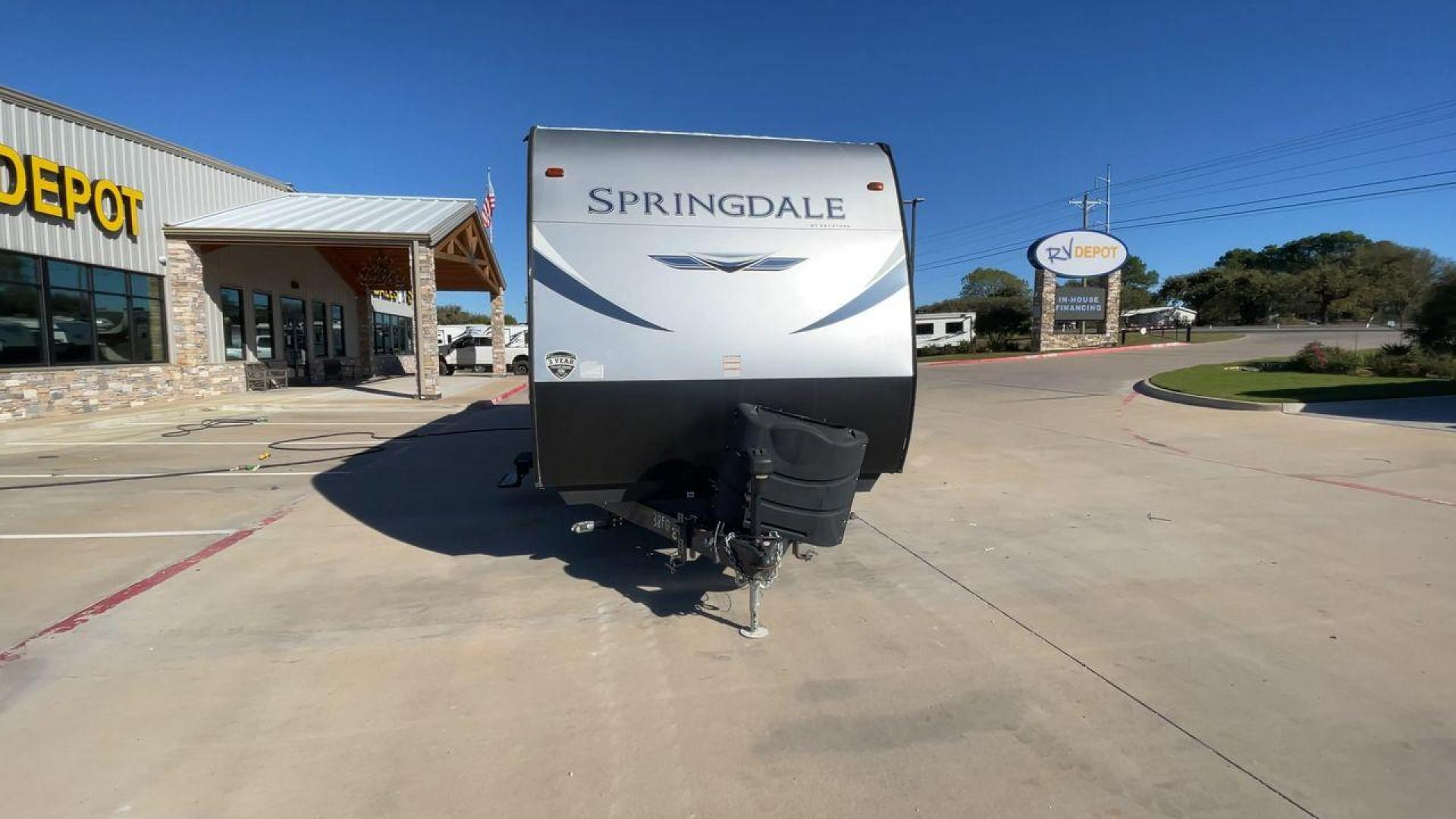 2021 KEYSTONE SPRINGDALE 38FQ (4YDT38F27M3) , Length: 38.92 ft. | Dry Weight: 8,701 lbs. | Gross Weight: 11,135 lbs. | Slides: 2 transmission, located at 4319 N Main Street, Cleburne, TX, 76033, (817) 221-0660, 32.435829, -97.384178 - Photo#4