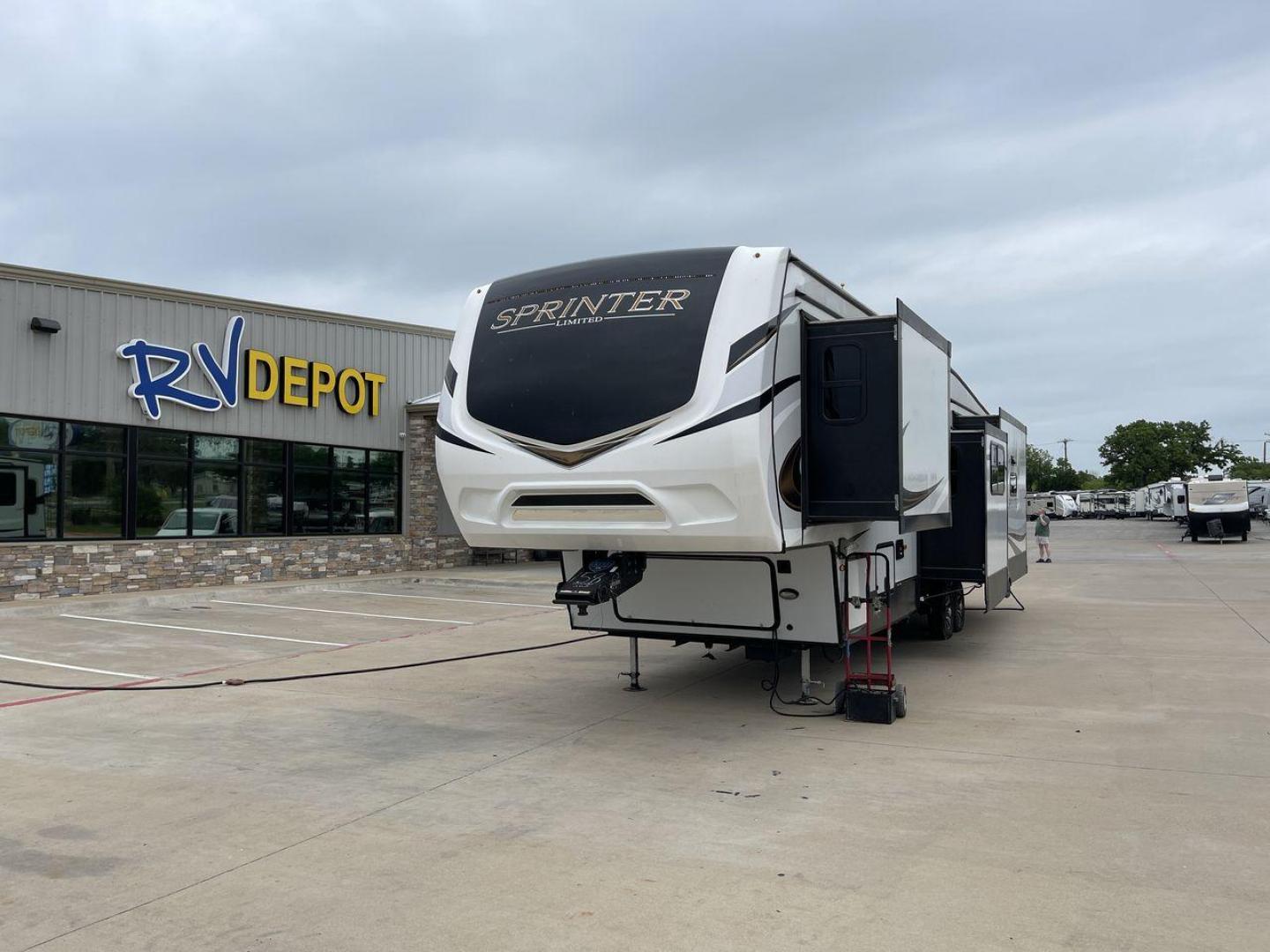 2021 KEYSTONE SPRINTER 3590LFT (4YDF35922M1) , located at 4319 N Main Street, Cleburne, TX, 76033, (817) 221-0660, 32.435829, -97.384178 - Photo#0