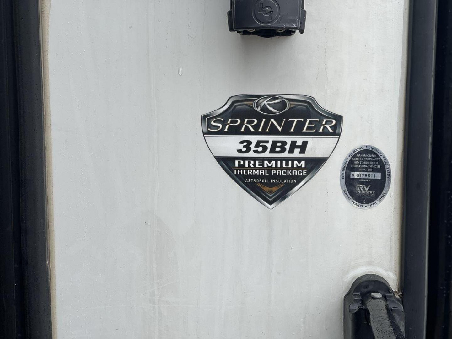 2021 KEYSTONE SPRINTER 35BH (4YDF35B21M1) , Slides: 3 transmission, located at 4319 N Main Street, Cleburne, TX, 76033, (817) 221-0660, 32.435829, -97.384178 - Photo#22