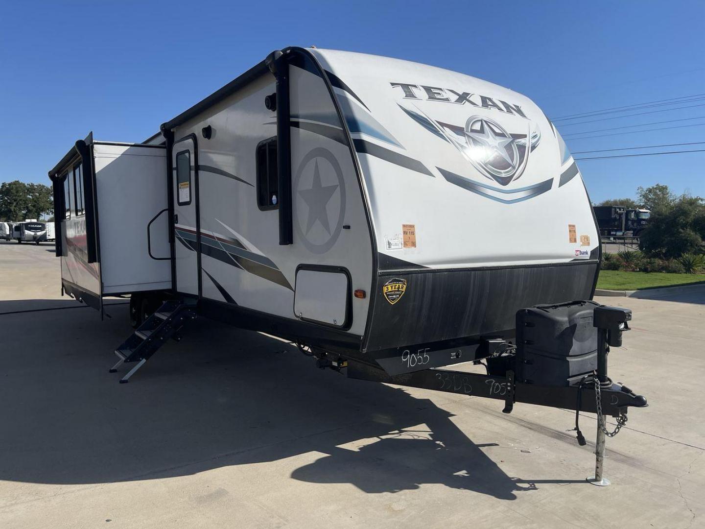 2021 KEYSTONE TEXAN 33DB (4YDT33D22M6) , located at 4319 N Main Street, Cleburne, TX, 76033, (817) 221-0660, 32.435829, -97.384178 - The 2021 Keystone Texan 33DB is an exceptional travel trailer that combines luxury, comfort, and practicality. Measuring 37 feet in length, this RV provides ample space for all your travel needs. The exterior is equipped with a rear, solid ladder for roof access, ensuring convenience for maintenance - Photo#22