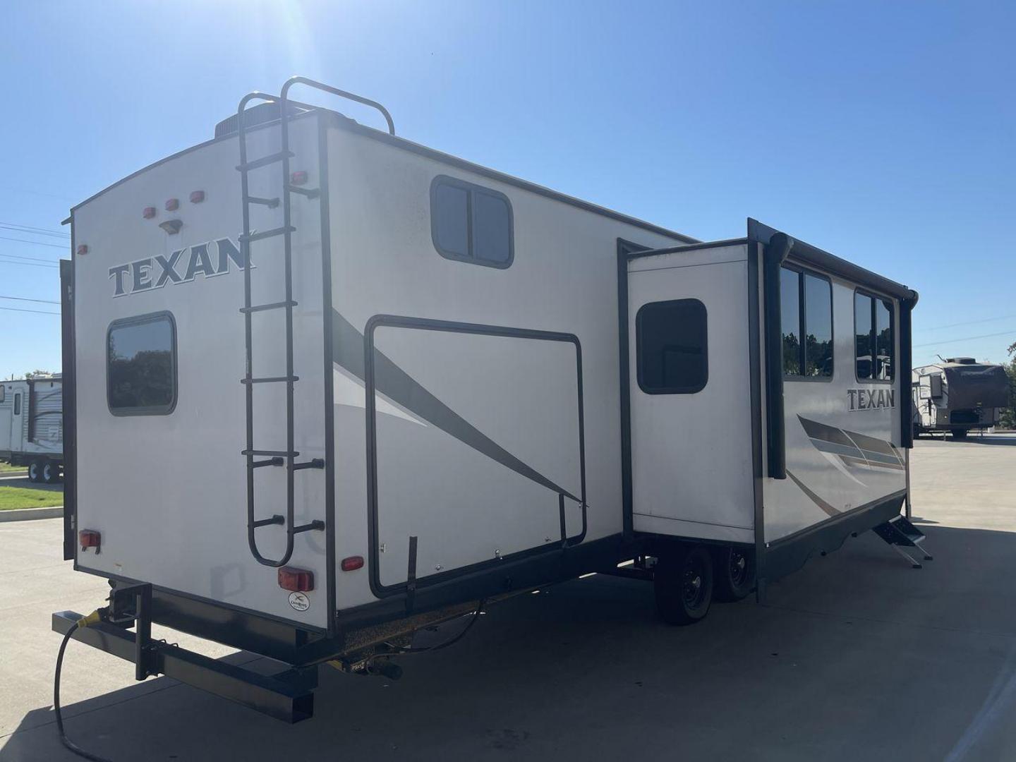 2021 KEYSTONE TEXAN 33DB (4YDT33D22M6) , located at 4319 N Main Street, Cleburne, TX, 76033, (817) 221-0660, 32.435829, -97.384178 - The 2021 Keystone Texan 33DB is an exceptional travel trailer that combines luxury, comfort, and practicality. Measuring 37 feet in length, this RV provides ample space for all your travel needs. The exterior is equipped with a rear, solid ladder for roof access, ensuring convenience for maintenance - Photo#24