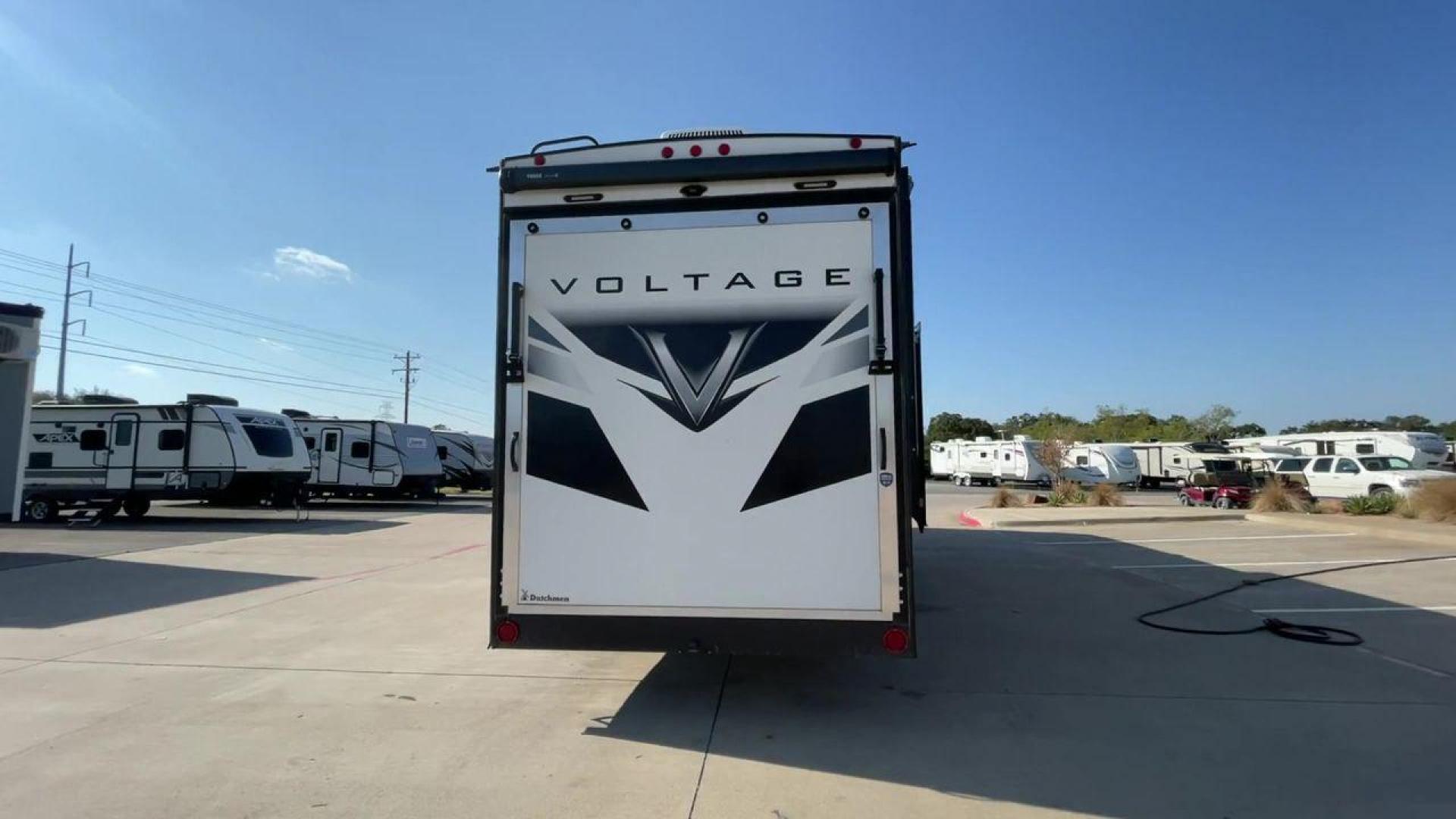 2021 KEYSTONE VOLTAGE 3615 (4YDF36128MZ) , Length: 38.92 ft. | Dry Weight: 14,020 lbs. | Slides: 3 transmission, located at 4319 N Main Street, Cleburne, TX, 76033, (817) 221-0660, 32.435829, -97.384178 - The 2021 Keystone Voltage 3615, an exceptional fifth-wheel toy hauler that seamlessly combines luxury with versatility. Measuring 39 feet in length, this model features three slide-outs, providing an expansive and well-designed interior. The 3615 boasts a master bedroom with a king-size bed and ampl - Photo#8