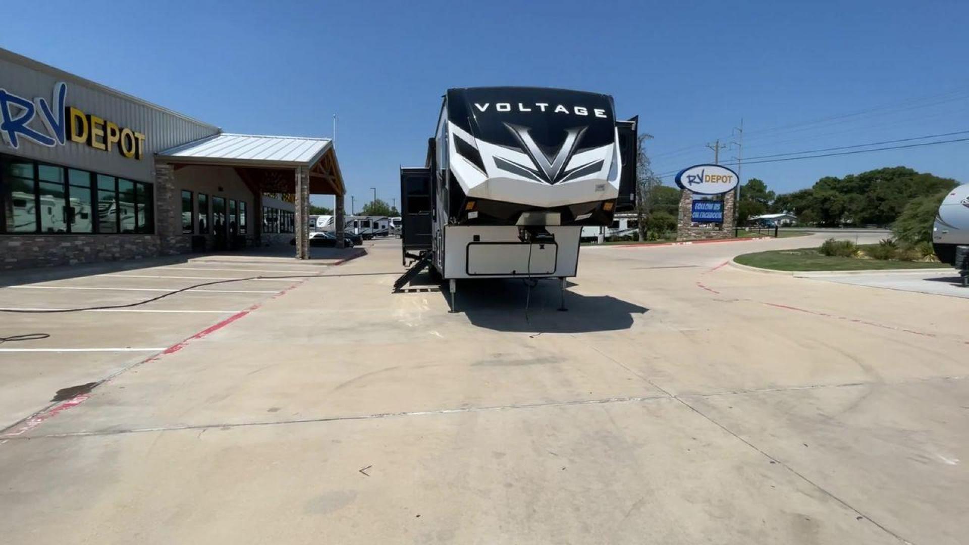 2021 KEYSTONE VOLTAGE 4225 (4YDF4223XMZ) , Length: 46.67 ft. | Dry Weight: 16,282 lbs. | Slides: 3 transmission, located at 4319 N Main Street, Cleburne, TX, 76033, (817) 221-0660, 32.435829, -97.384178 - Photo#4