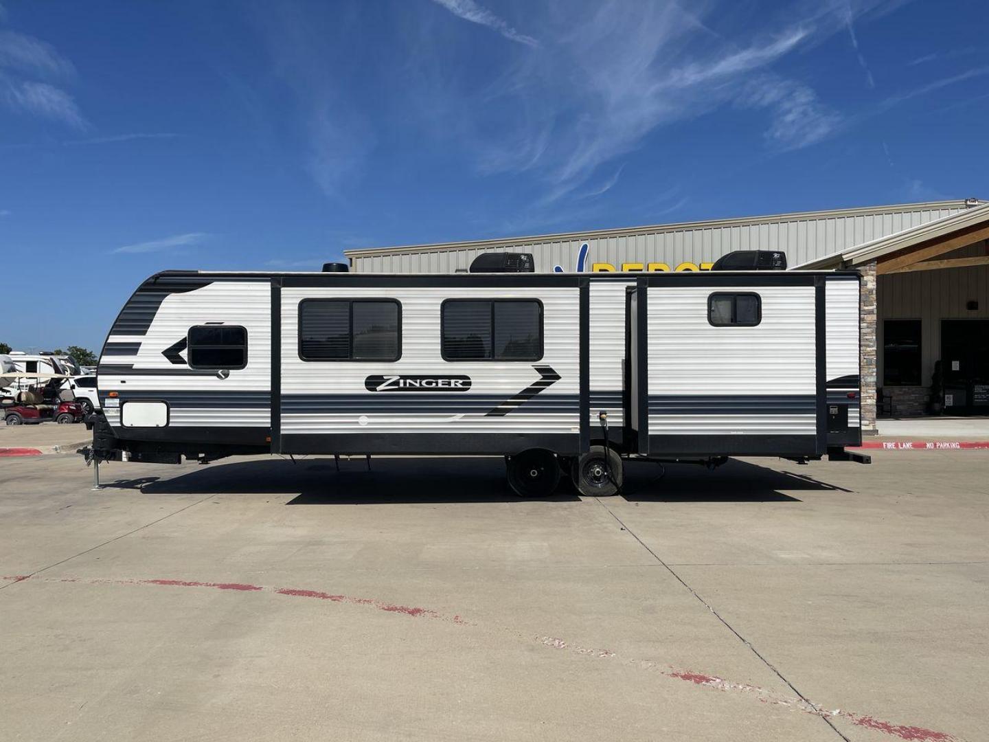 2021 KEYSTONE ZINGER 328SB (4YDT32821MS) , located at 4319 N Main Street, Cleburne, TX, 76033, (817) 221-0660, 32.435829, -97.384178 - Photo#23