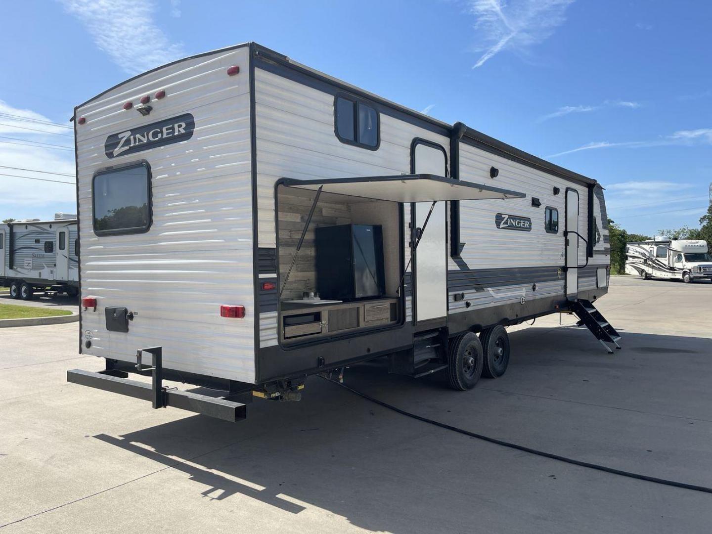 2021 KEYSTONE ZINGER 328SB (4YDT32821MS) , located at 4319 N Main Street, Cleburne, TX, 76033, (817) 221-0660, 32.435829, -97.384178 - Photo#24