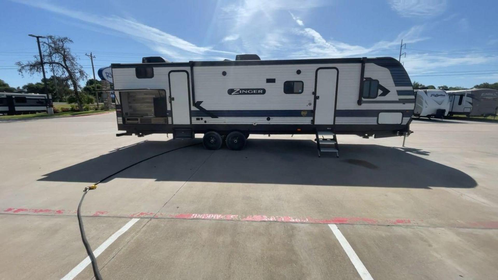 2021 KEYSTONE ZINGER 328SB (4YDT32821MS) , located at 4319 N Main Street, Cleburne, TX, 76033, (817) 221-0660, 32.435829, -97.384178 - Photo#2