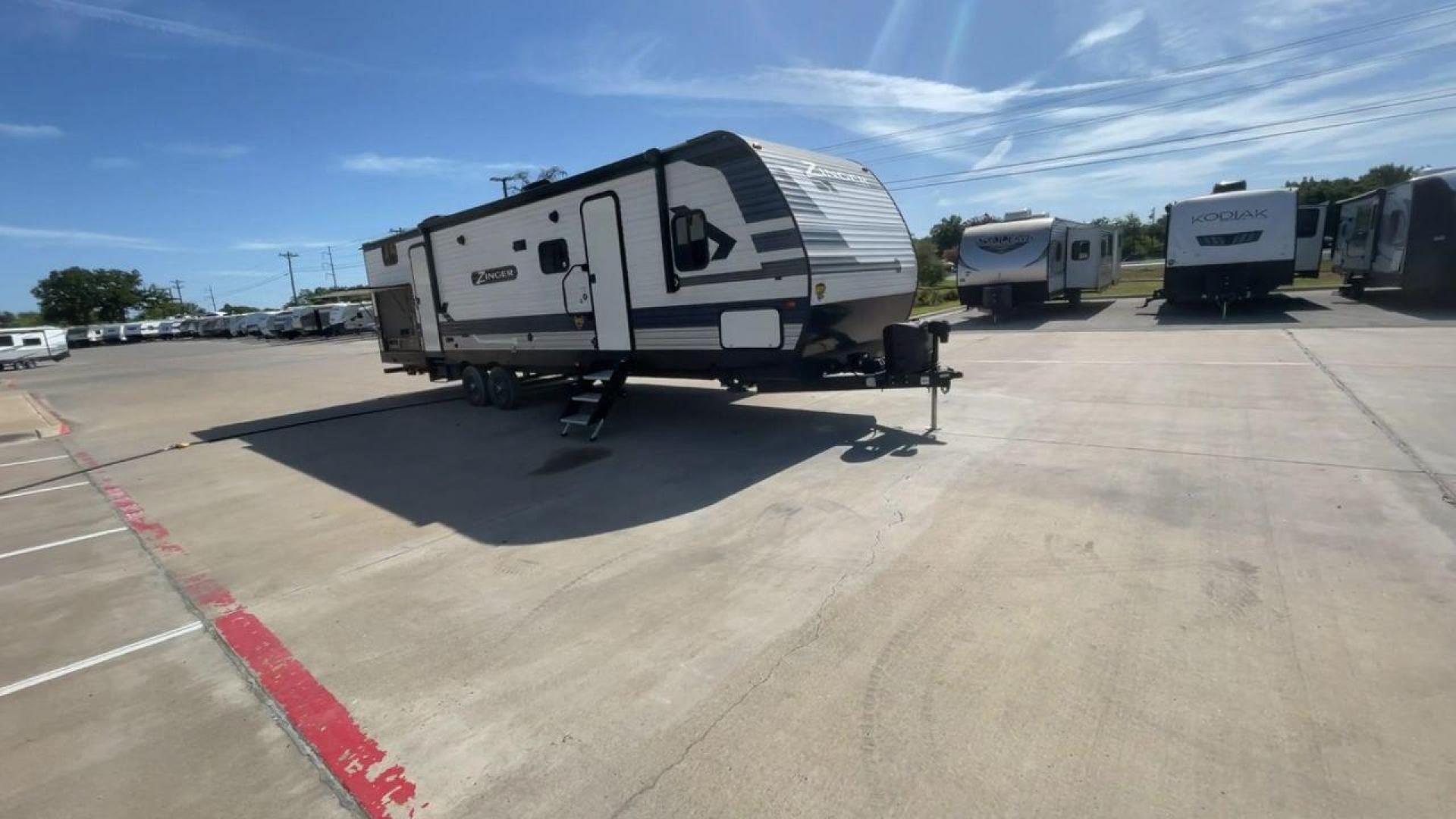 2021 KEYSTONE ZINGER 328SB (4YDT32821MS) , located at 4319 N Main Street, Cleburne, TX, 76033, (817) 221-0660, 32.435829, -97.384178 - Photo#3