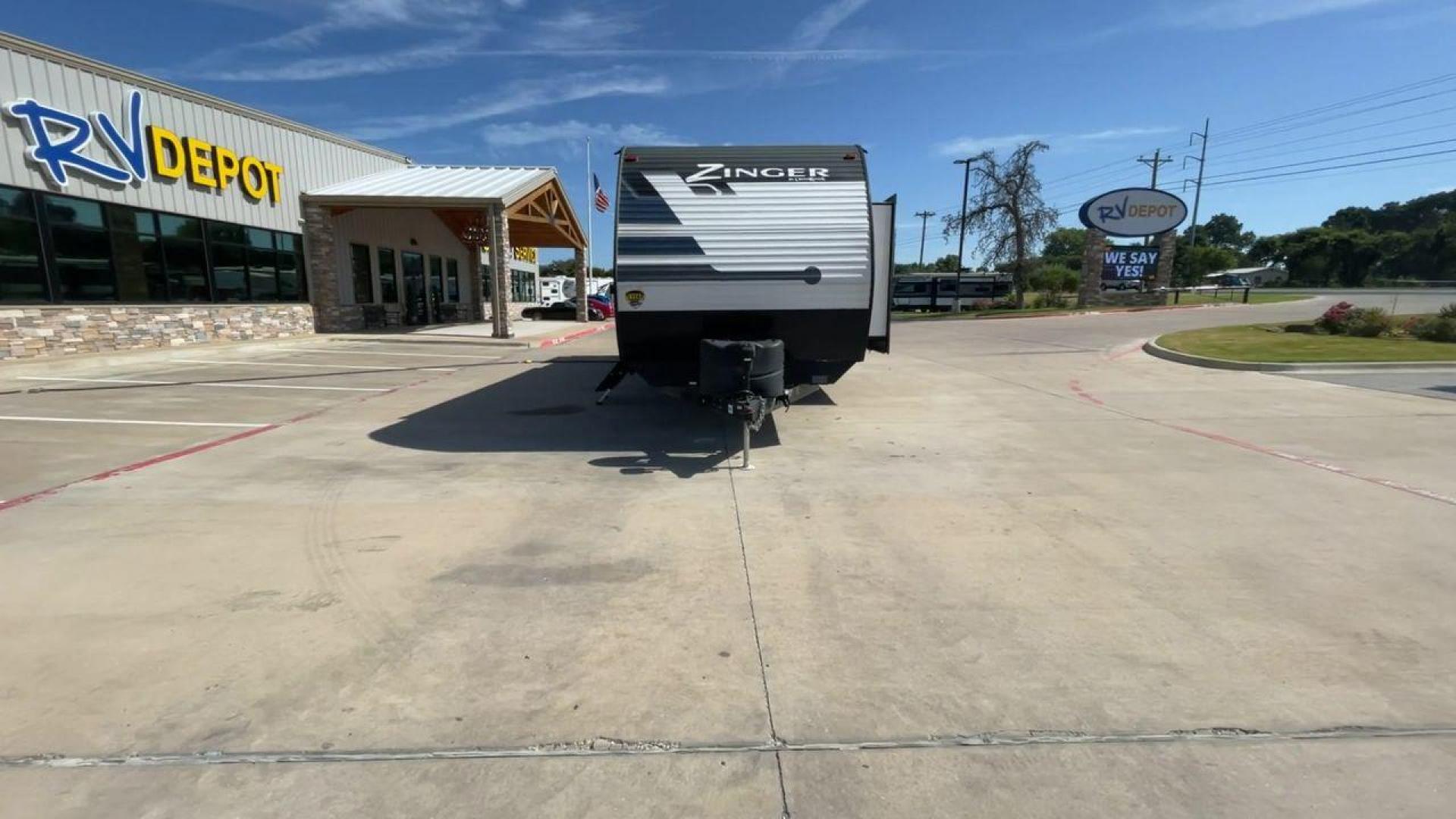 2021 KEYSTONE ZINGER 328SB (4YDT32821MS) , located at 4319 N Main Street, Cleburne, TX, 76033, (817) 221-0660, 32.435829, -97.384178 - Photo#4