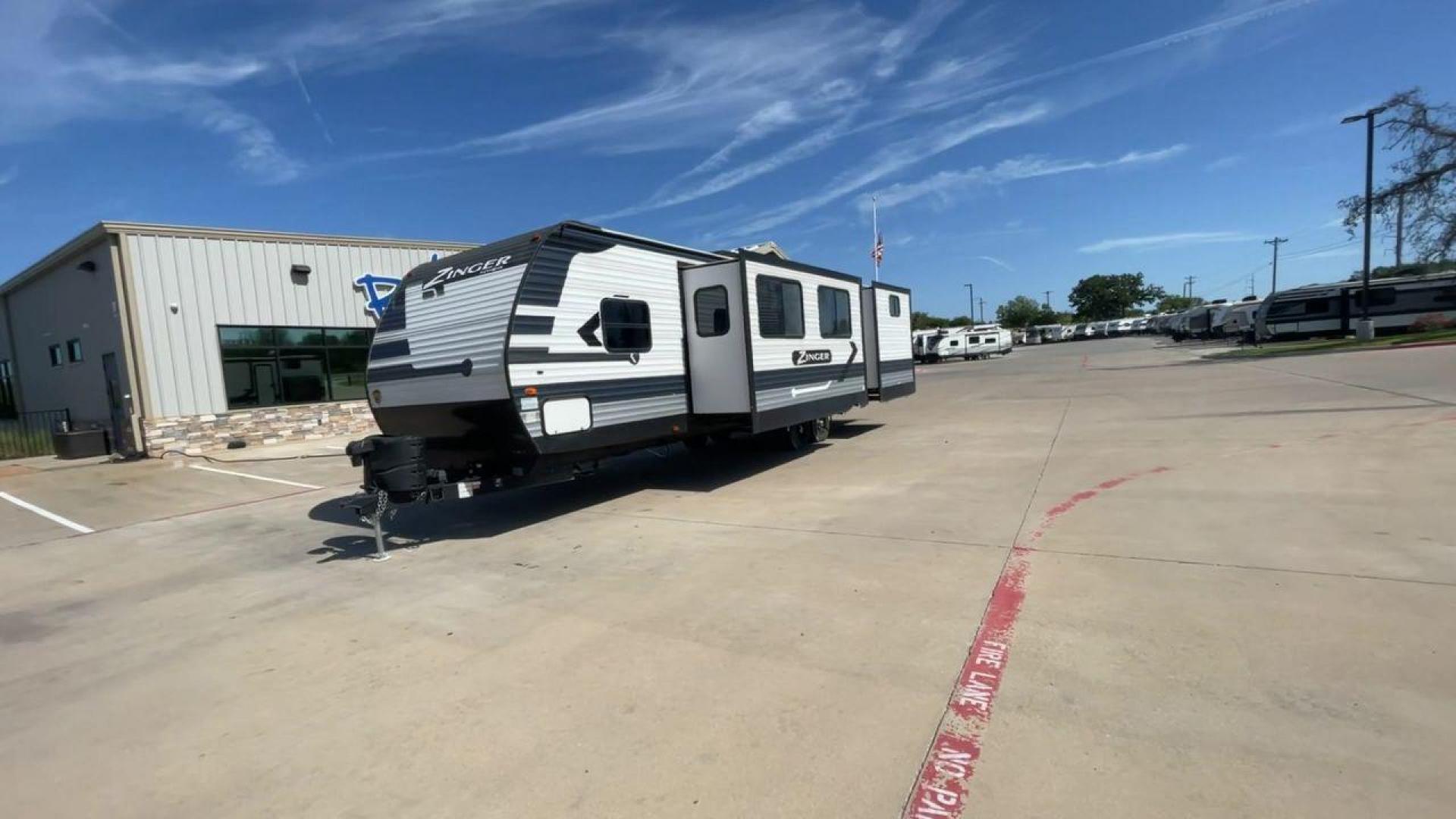 2021 KEYSTONE ZINGER 328SB (4YDT32821MS) , located at 4319 N Main Street, Cleburne, TX, 76033, (817) 221-0660, 32.435829, -97.384178 - Photo#5