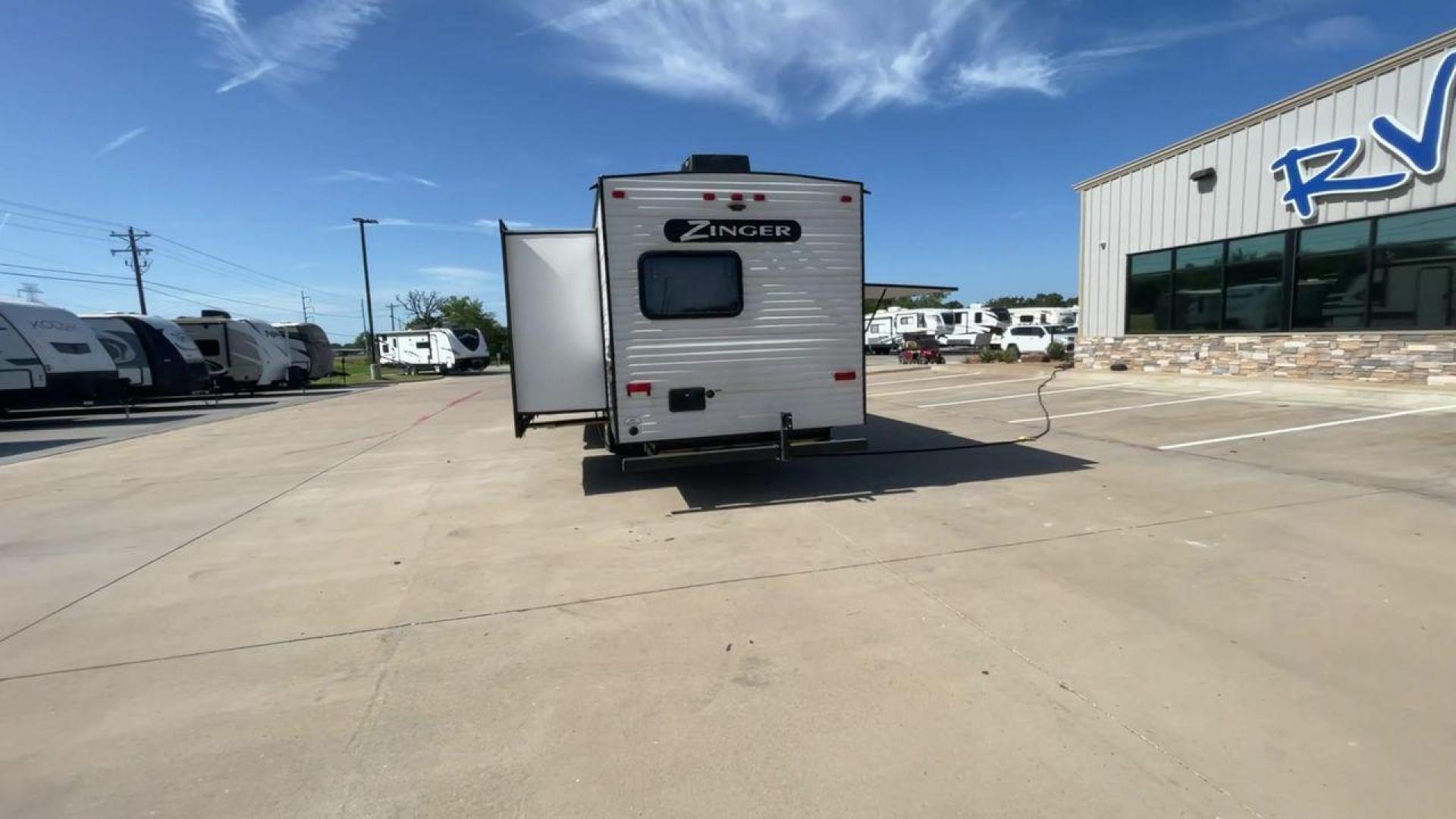 2021 KEYSTONE ZINGER 328SB (4YDT32821MS) , located at 4319 N Main Street, Cleburne, TX, 76033, (817) 221-0660, 32.435829, -97.384178 - Photo#8