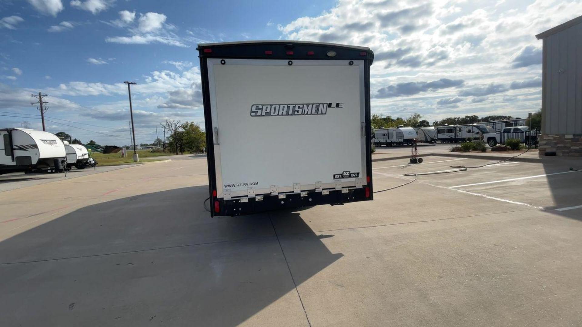 2021 KZ SPORTSMEN 250THLE (4EZTU2620M5) , Length: 29.08 ft. | Dry Weight: 5,270 lbs. | Gross Weight: 8,800 lbs. transmission, located at 4319 N Main Street, Cleburne, TX, 76033, (817) 221-0660, 32.435829, -97.384178 - The 2021 KZ Sportsmen 250THLE is a versatile toy hauler travel trailer designed for adventure seekers who want to bring along ATVs, motorcycles, or other outdoor gear. Balancing practical features with comfort, the Sportsmen 250THLE is an excellent choice for those who want both a functional garage - Photo#8