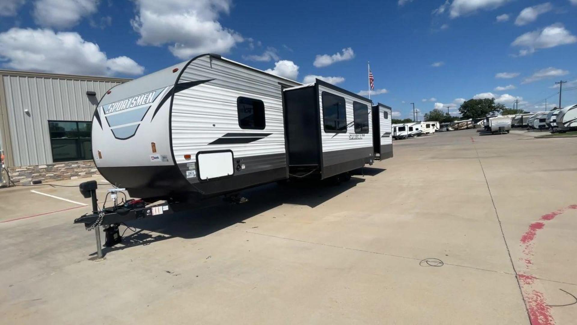 2021 KZ SPORTSMEN 332BHLE (4EZTU3428M5) , Length: 37.25 ft. | Dry Weight: 7,360 lbs.| Gross Weight: 8,800 lbs. | Slides: 2 transmission, located at 4319 N Main Street, Cleburne, TX, 76033, (817) 221-0660, 32.435829, -97.384178 - Photo#5