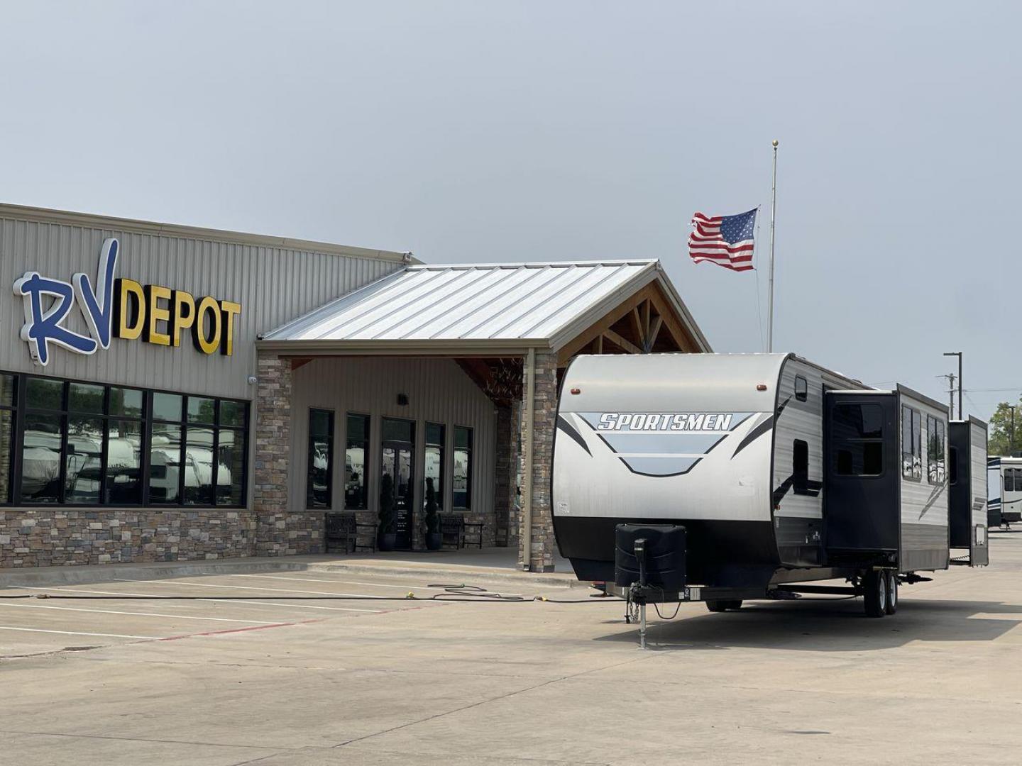 2021 KZ SPORTSMEN 362BH (4EZTS3727M5) , Length: 40.75 ft. | Dry Weight: 8,280 lbs. | Gross Weight: 10,460 lbs. | Slides: 2 transmission, located at 4319 N Main Street, Cleburne, TX, 76033, (817) 221-0660, 32.435829, -97.384178 - Photo#0