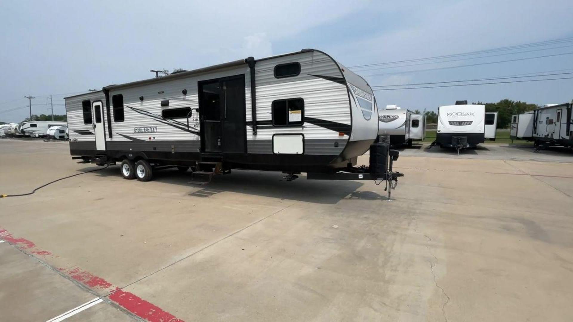 2021 KZ SPORTSMEN 362BH (4EZTS3727M5) , Length: 40.75 ft. | Dry Weight: 8,280 lbs. | Gross Weight: 10,460 lbs. | Slides: 2 transmission, located at 4319 N Main Street, Cleburne, TX, 76033, (817) 221-0660, 32.435829, -97.384178 - Photo#3