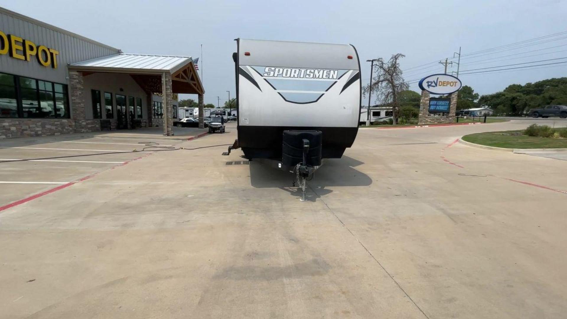 2021 KZ SPORTSMEN 362BH (4EZTS3727M5) , Length: 40.75 ft. | Dry Weight: 8,280 lbs. | Gross Weight: 10,460 lbs. | Slides: 2 transmission, located at 4319 N Main Street, Cleburne, TX, 76033, (817) 221-0660, 32.435829, -97.384178 - Photo#4