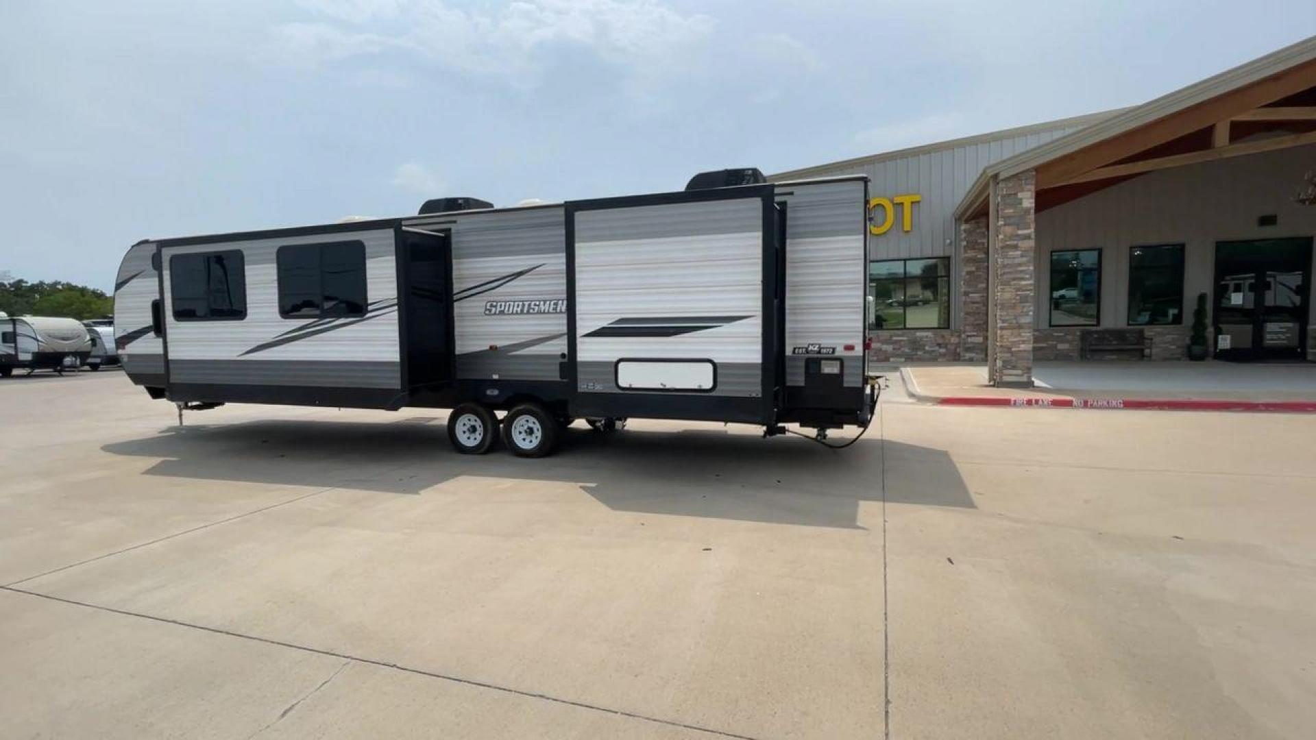 2021 KZ SPORTSMEN 362BH (4EZTS3727M5) , Length: 40.75 ft. | Dry Weight: 8,280 lbs. | Gross Weight: 10,460 lbs. | Slides: 2 transmission, located at 4319 N Main Street, Cleburne, TX, 76033, (817) 221-0660, 32.435829, -97.384178 - Photo#7