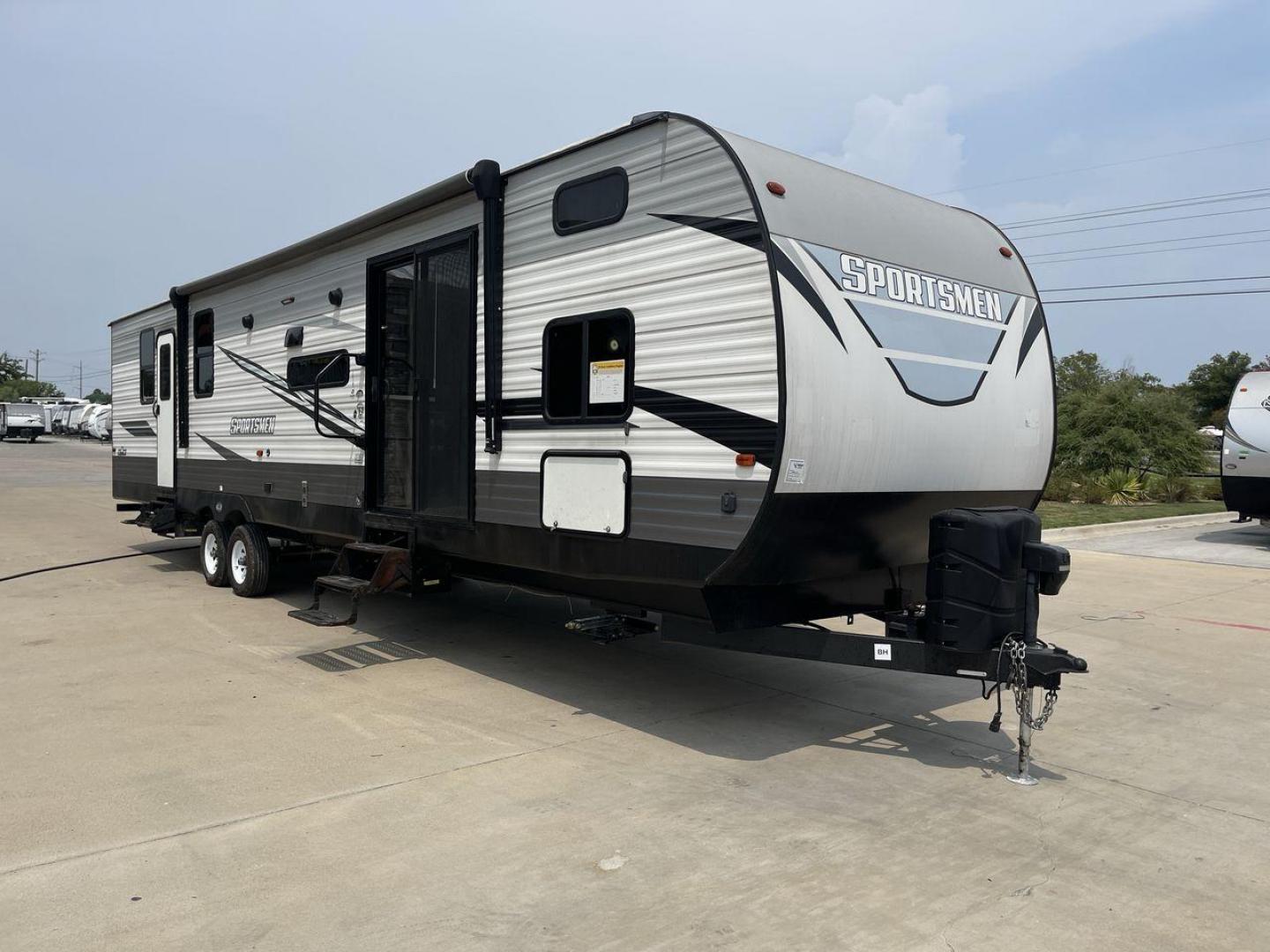 2021 KZ SPORTSMEN 362BH (4EZTS3727M5) , Length: 40.75 ft. | Dry Weight: 8,280 lbs. | Gross Weight: 10,460 lbs. | Slides: 2 transmission, located at 4319 N Main Street, Cleburne, TX, 76033, (817) 221-0660, 32.435829, -97.384178 - Photo#22