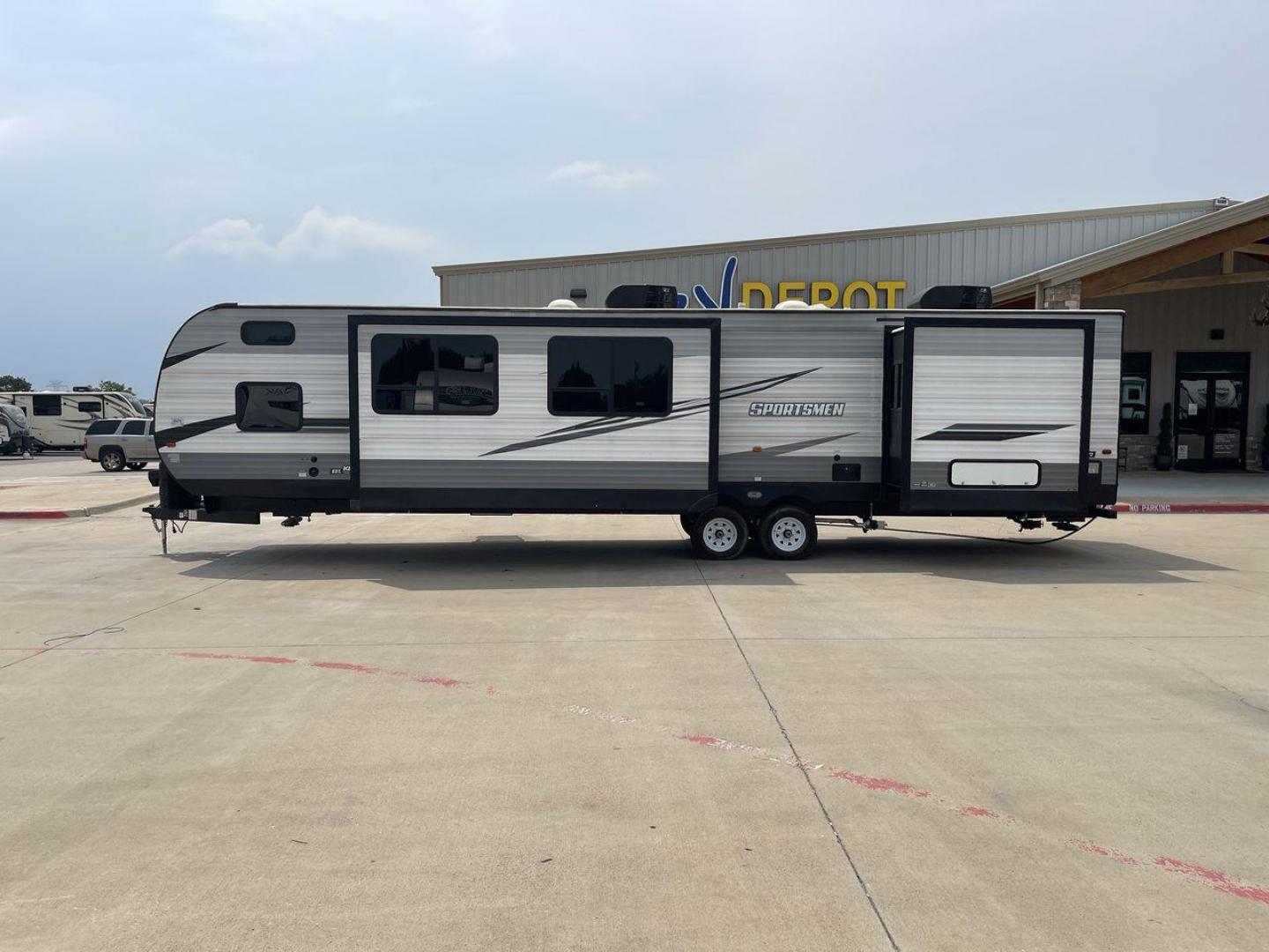 2021 KZ SPORTSMEN 362BH (4EZTS3727M5) , Length: 40.75 ft. | Dry Weight: 8,280 lbs. | Gross Weight: 10,460 lbs. | Slides: 2 transmission, located at 4319 N Main Street, Cleburne, TX, 76033, (817) 221-0660, 32.435829, -97.384178 - Photo#23