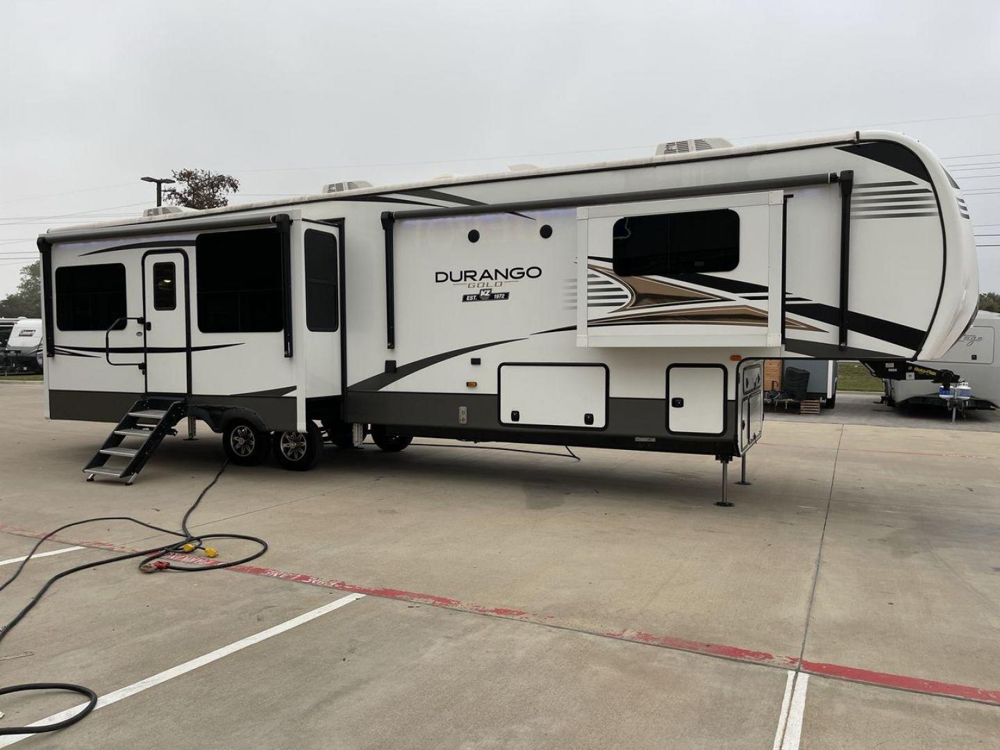 2021 K-Z DURANGO 383RLQ (4EZFV4224M6) , located at 4319 N Main Street, Cleburne, TX, 76033, (817) 221-0660, 32.435829, -97.384178 - If you're in the market for a top-of-the-line fifth wheel rear living RV, look no further than RV Depot in Cleburne, TX. We are excited to present to you the 2021 K-Z Durango 383RLQ, a luxurious and spacious RV that is perfect for all your travel adventures. With its outstanding features and excepti - Photo#22