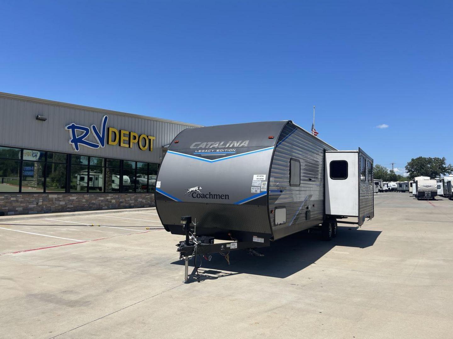 2022 COACHMEN CATALINA 283RKS (5ZT2CATB9NX) , Length: 33.67 ft. | Dry Weight: 6,777 lbs. | Gross Weight: 9,200 lbs. | Slides: 1 transmission, located at 4319 N Main Street, Cleburne, TX, 76033, (817) 221-0660, 32.435829, -97.384178 - Photo#0