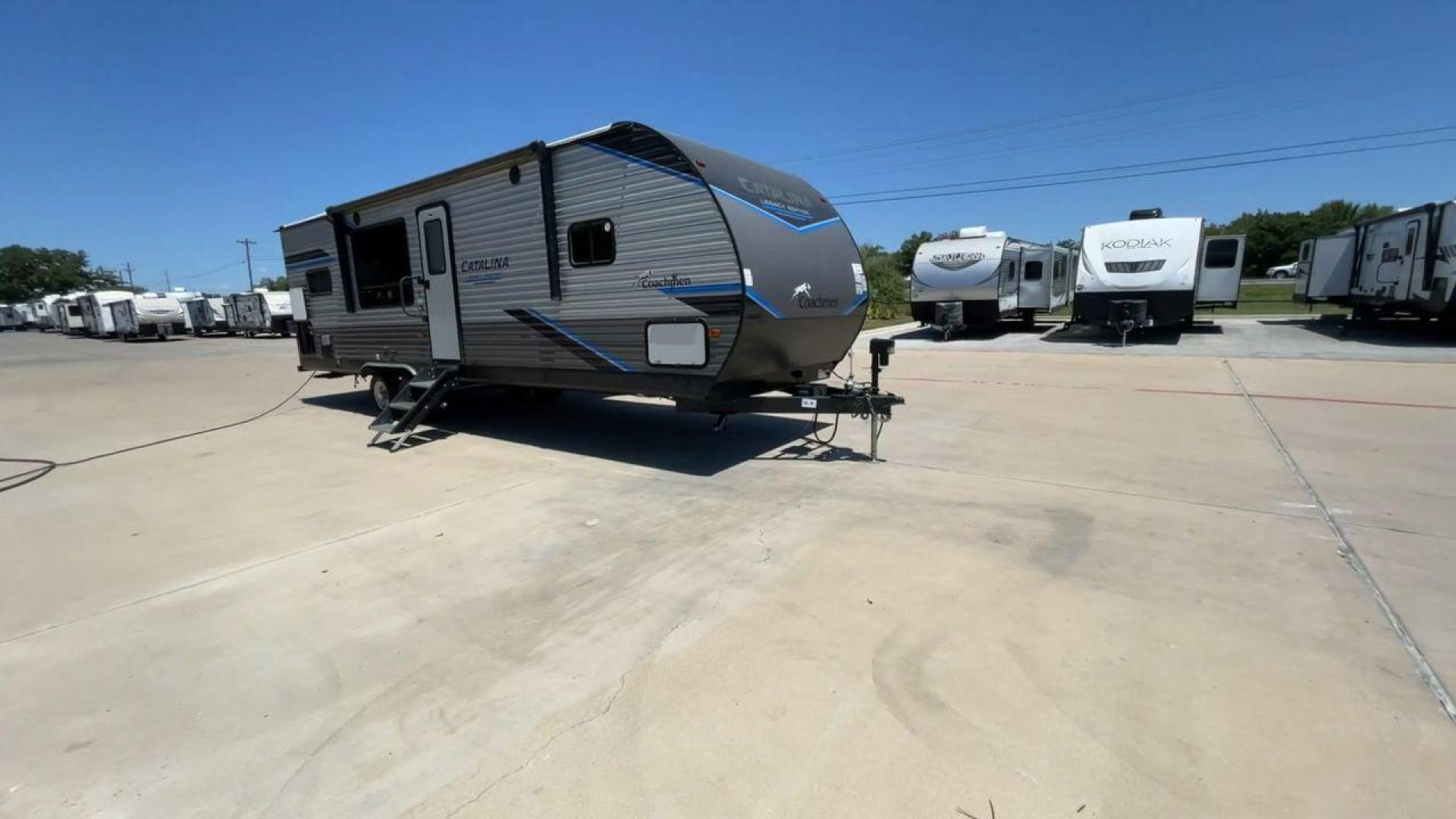 2022 COACHMEN CATALINA 283RKS (5ZT2CATB9NX) , Length: 33.67 ft. | Dry Weight: 6,777 lbs. | Gross Weight: 9,200 lbs. | Slides: 1 transmission, located at 4319 N Main Street, Cleburne, TX, 76033, (817) 221-0660, 32.435829, -97.384178 - Photo#3