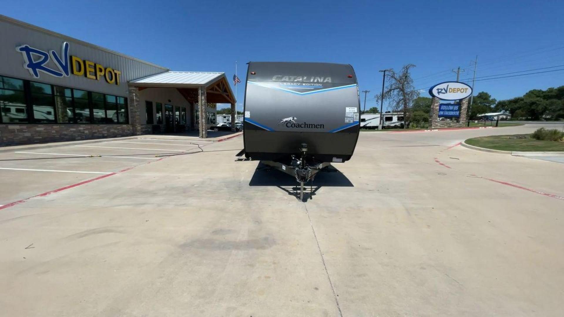 2022 COACHMEN CATALINA 283RKS (5ZT2CATB9NX) , Length: 33.67 ft. | Dry Weight: 6,777 lbs. | Gross Weight: 9,200 lbs. | Slides: 1 transmission, located at 4319 N Main Street, Cleburne, TX, 76033, (817) 221-0660, 32.435829, -97.384178 - Photo#4