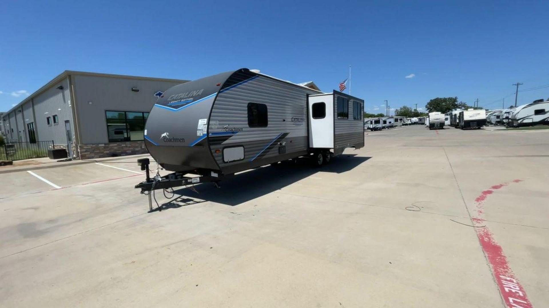 2022 COACHMEN CATALINA 283RKS (5ZT2CATB9NX) , Length: 33.67 ft. | Dry Weight: 6,777 lbs. | Gross Weight: 9,200 lbs. | Slides: 1 transmission, located at 4319 N Main Street, Cleburne, TX, 76033, (817) 221-0660, 32.435829, -97.384178 - Photo#5