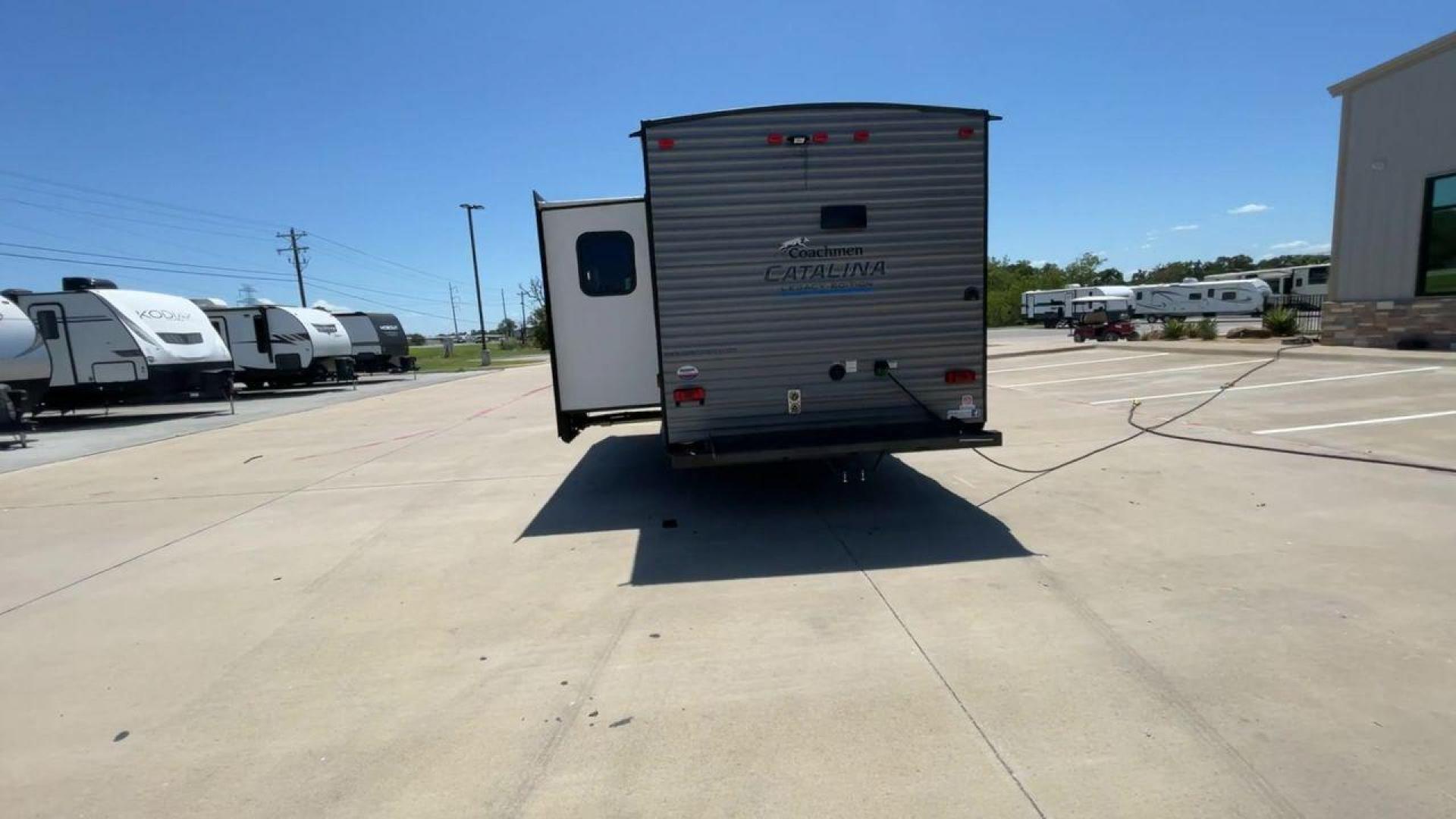 2022 COACHMEN CATALINA 283RKS (5ZT2CATB9NX) , Length: 33.67 ft. | Dry Weight: 6,777 lbs. | Gross Weight: 9,200 lbs. | Slides: 1 transmission, located at 4319 N Main Street, Cleburne, TX, 76033, (817) 221-0660, 32.435829, -97.384178 - Photo#8