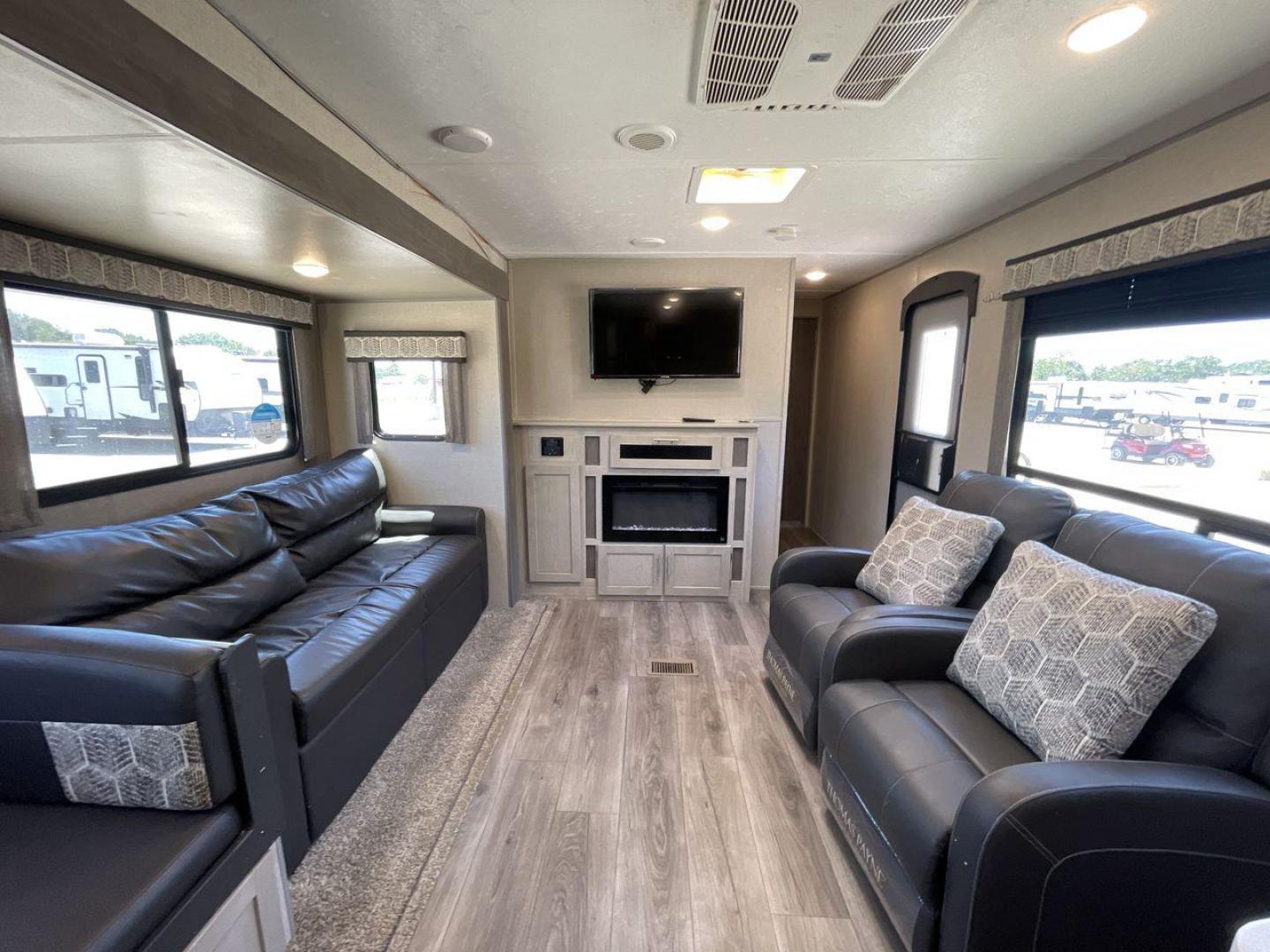 2022 COACHMEN CATALINA 283RKS (5ZT2CATB9NX) , Length: 33.67 ft. | Dry Weight: 6,777 lbs. | Gross Weight: 9,200 lbs. | Slides: 1 transmission, located at 4319 N Main Street, Cleburne, TX, 76033, (817) 221-0660, 32.435829, -97.384178 - Photo#11