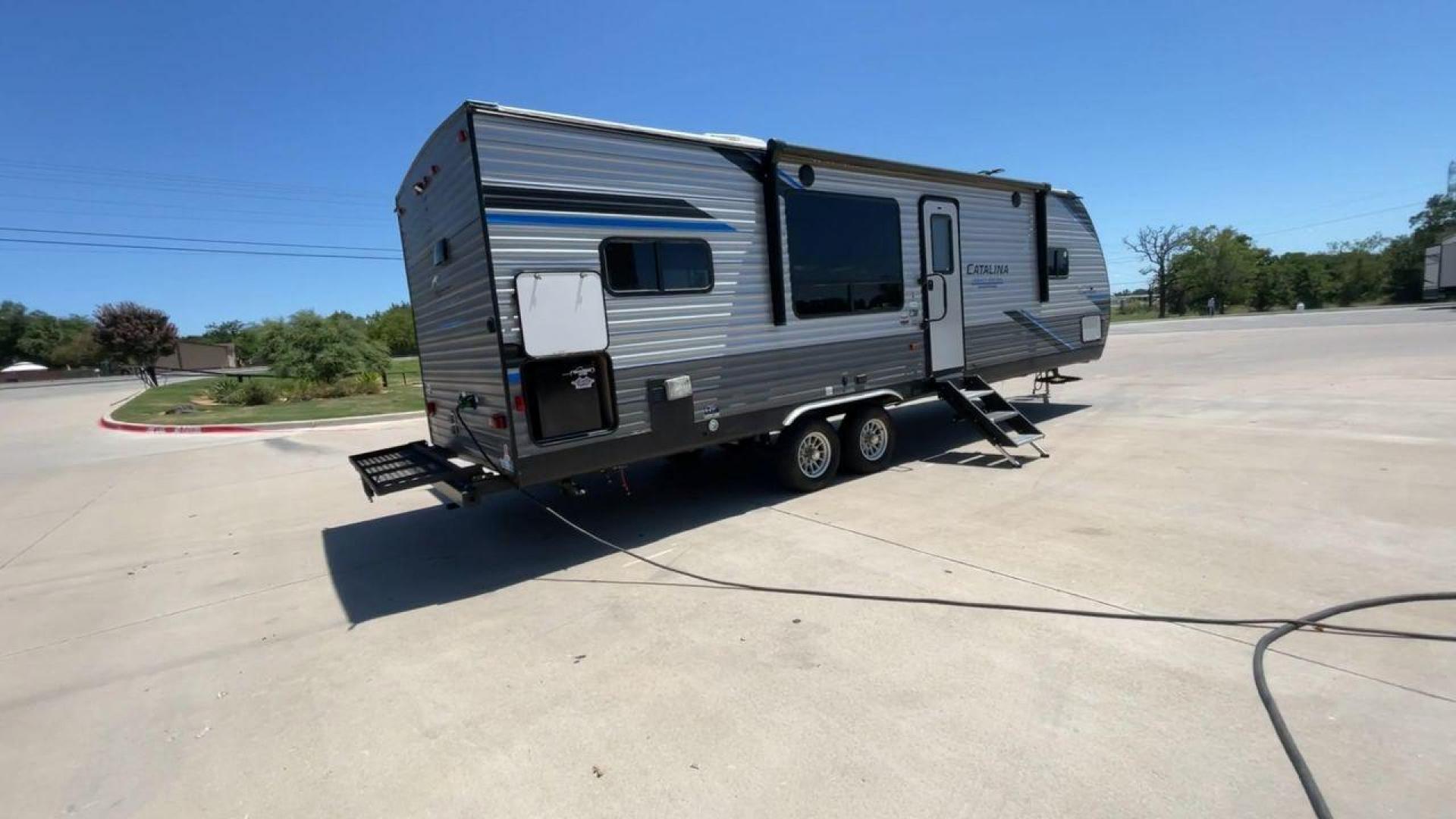 2022 COACHMEN CATALINA 283RKS (5ZT2CATB9NX) , Length: 33.67 ft. | Dry Weight: 6,777 lbs. | Gross Weight: 9,200 lbs. | Slides: 1 transmission, located at 4319 N Main Street, Cleburne, TX, 76033, (817) 221-0660, 32.435829, -97.384178 - The 2022 Coachmen Catalina 283RKS is a thoughtfully designed travel trailer that offers a spacious and comfortable layout. This makes it the perfect RV for extended stays or weekend getaways. It measures 33.67 ft in length and has a dry weight of 6,777 lbs. This travel trailer is easily towable by a - Photo#1