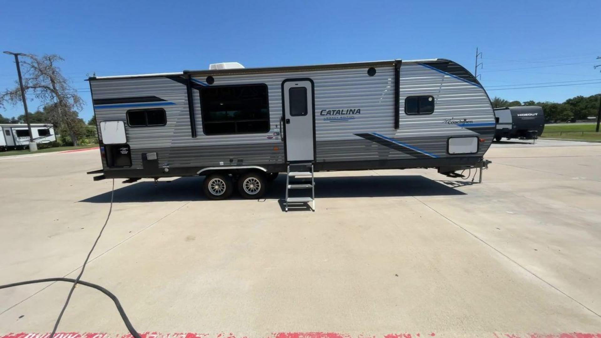 2022 COACHMEN CATALINA 283RKS (5ZT2CATB9NX) , Length: 33.67 ft. | Dry Weight: 6,777 lbs. | Gross Weight: 9,200 lbs. | Slides: 1 transmission, located at 4319 N Main Street, Cleburne, TX, 76033, (817) 221-0660, 32.435829, -97.384178 - The 2022 Coachmen Catalina 283RKS is a thoughtfully designed travel trailer that offers a spacious and comfortable layout. This makes it the perfect RV for extended stays or weekend getaways. It measures 33.67 ft in length and has a dry weight of 6,777 lbs. This travel trailer is easily towable by a - Photo#2