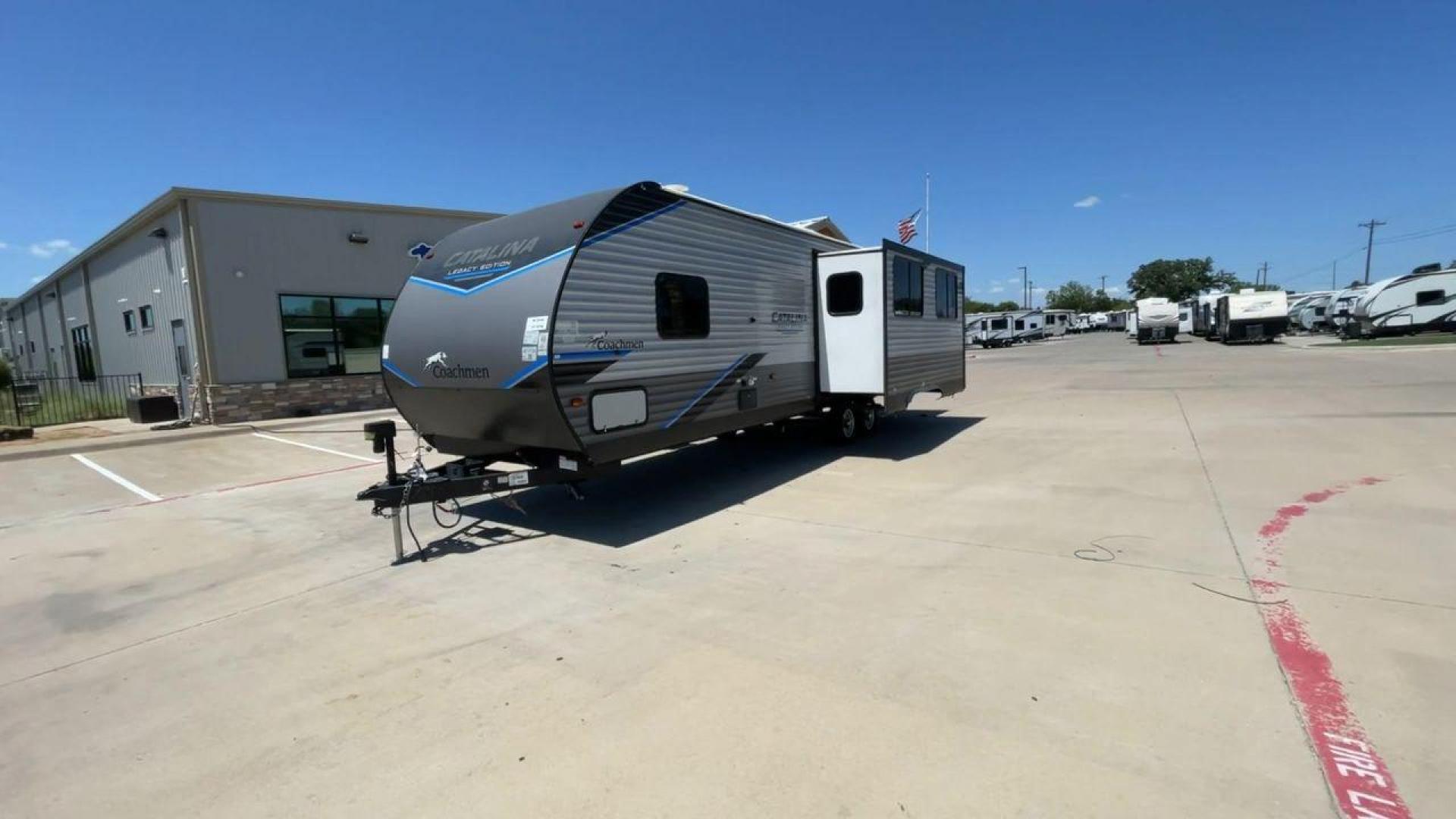 2022 COACHMEN CATALINA 283RKS (5ZT2CATB9NX) , Length: 33.67 ft. | Dry Weight: 6,777 lbs. | Gross Weight: 9,200 lbs. | Slides: 1 transmission, located at 4319 N Main Street, Cleburne, TX, 76033, (817) 221-0660, 32.435829, -97.384178 - The 2022 Coachmen Catalina 283RKS is a thoughtfully designed travel trailer that offers a spacious and comfortable layout. This makes it the perfect RV for extended stays or weekend getaways. It measures 33.67 ft in length and has a dry weight of 6,777 lbs. This travel trailer is easily towable by a - Photo#5