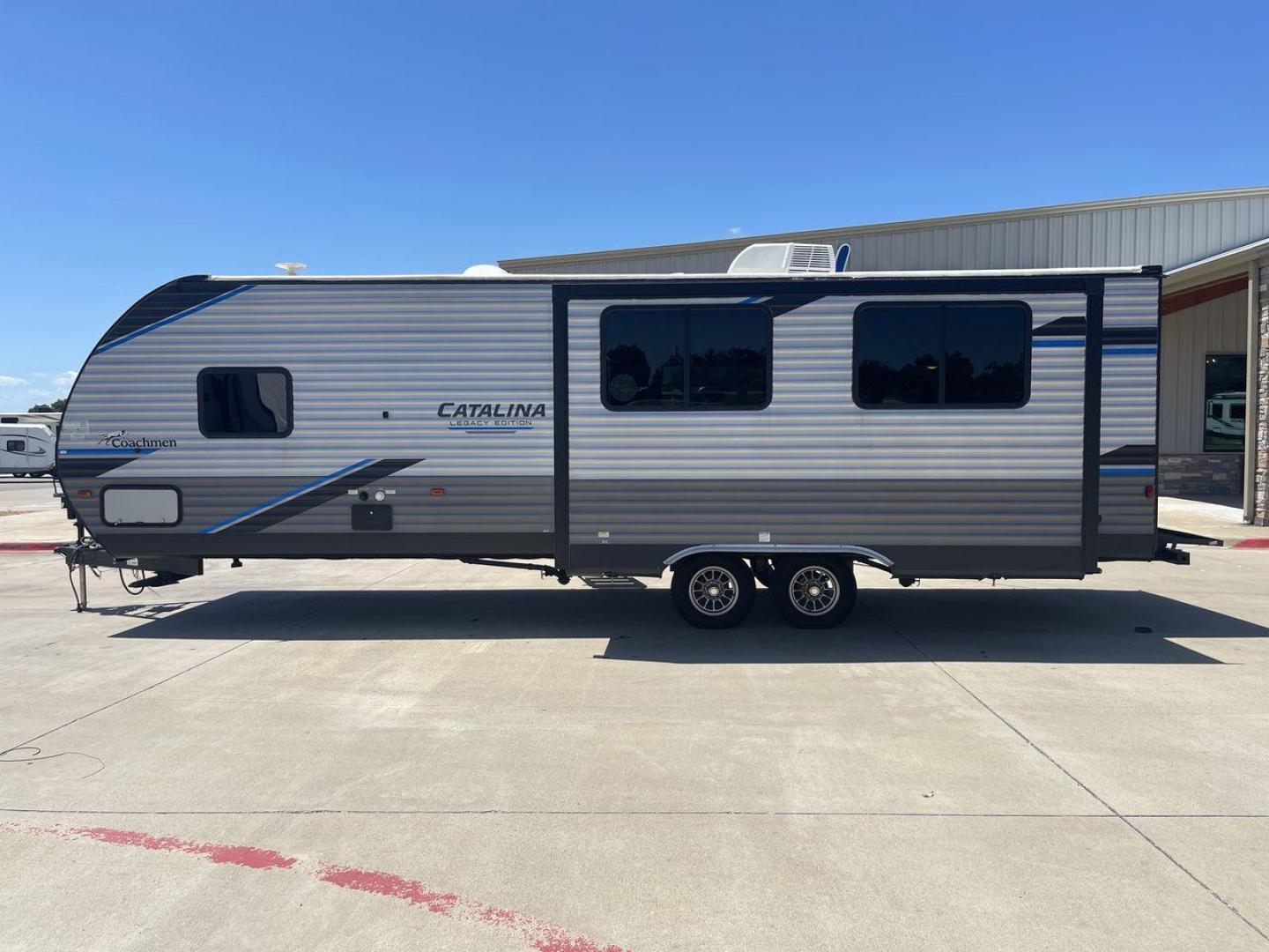 2022 COACHMEN CATALINA 283RKS (5ZT2CATB9NX) , Length: 33.67 ft. | Dry Weight: 6,777 lbs. | Gross Weight: 9,200 lbs. | Slides: 1 transmission, located at 4319 N Main Street, Cleburne, TX, 76033, (817) 221-0660, 32.435829, -97.384178 - The 2022 Coachmen Catalina 283RKS is a thoughtfully designed travel trailer that offers a spacious and comfortable layout. This makes it the perfect RV for extended stays or weekend getaways. It measures 33.67 ft in length and has a dry weight of 6,777 lbs. This travel trailer is easily towable by a - Photo#24